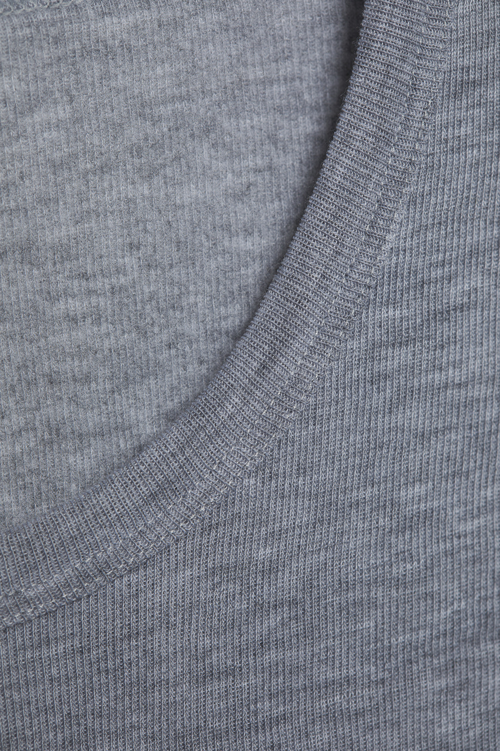 Comazo unisex short-sleeve functional shirt "warm extra", color gray melange. Detail image Unisex short-sleeve functional shirt "warm extra" by Comazo in gray melange, with a brushed inner lining for optimal heat retention, moisture management, and an extended back panel.