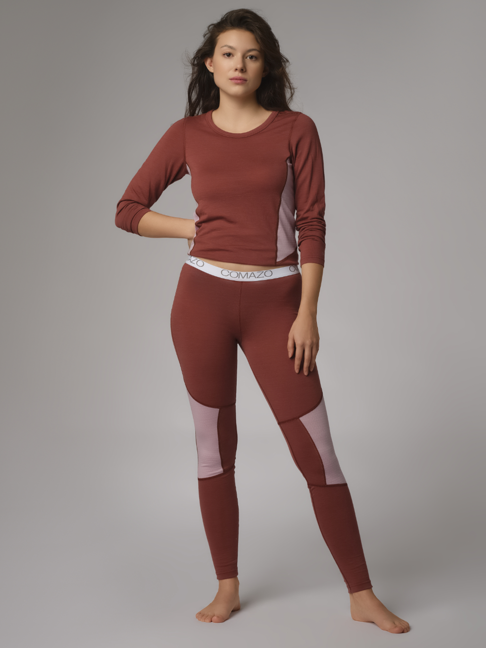 Vorderansicht: Frau trägt Merinowolle-Leggings von Comazo in der Farbe Brandy/Rosegrey aus 100% mulesing-freier Schurwolle mit Mesh-Einsätzen