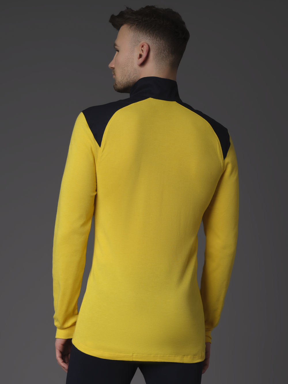 Comazo Protect Fire-Shirt Basic für Vegetationsbrandbekämpfung Farbe Gelb/Marine Rückansicht: Mann trägt Comazo Protect Fire-Shirt Basic für Vegetationsbrandbekämpfung Farbe Gelb/Marine