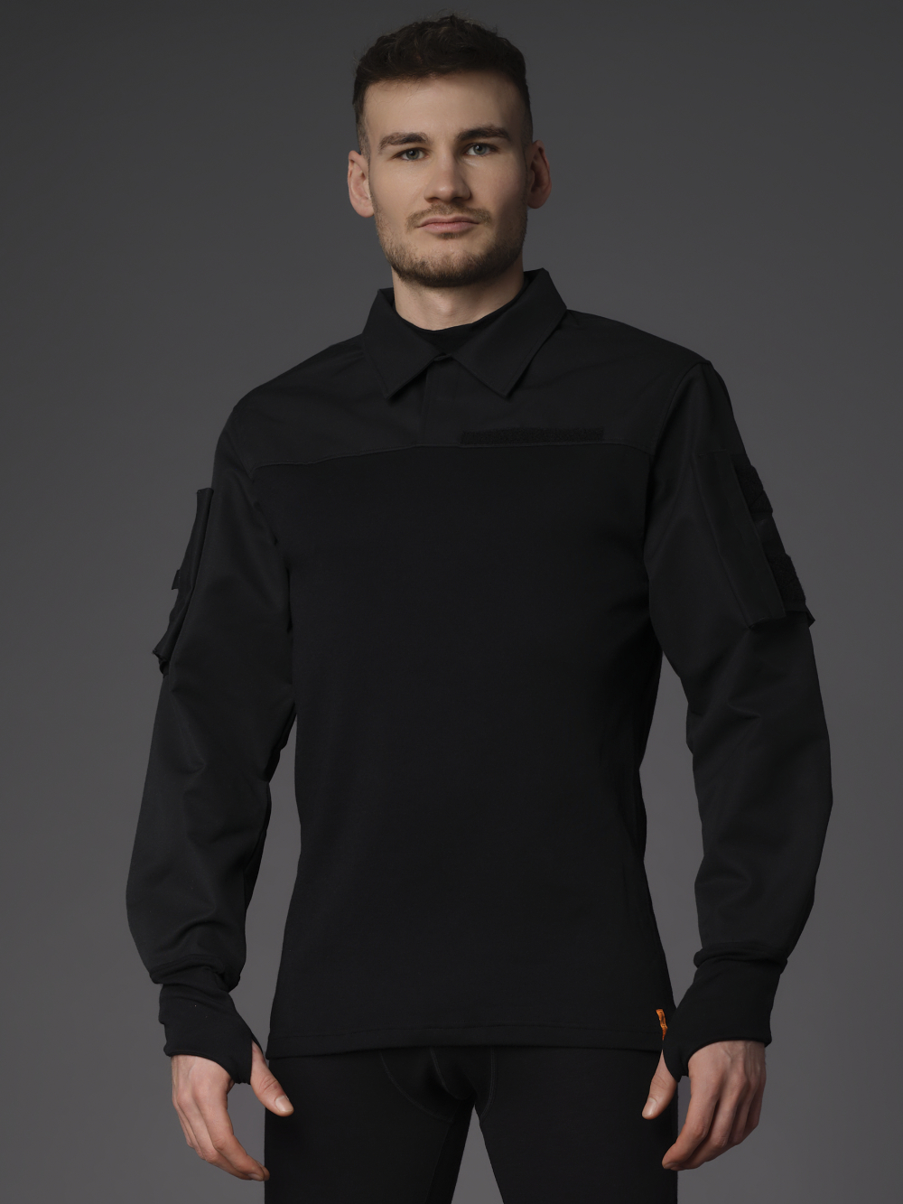 Flammschutz Combat Shirt von Comazo Protect Farbe Schwarz Vorderansicht: Mann trägt Flammschutz Combat Shirt von Comazo Protect Farbe Schwarz