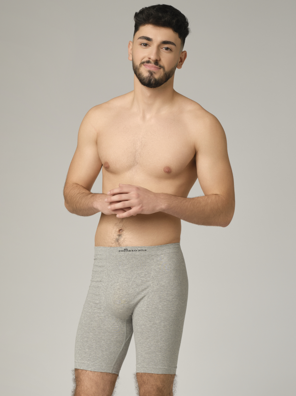 Comazo men's seamless pants with longer legs, color grey melange. Front view: man wearing seamless pants with longer legs by Comazo in grey melange color.