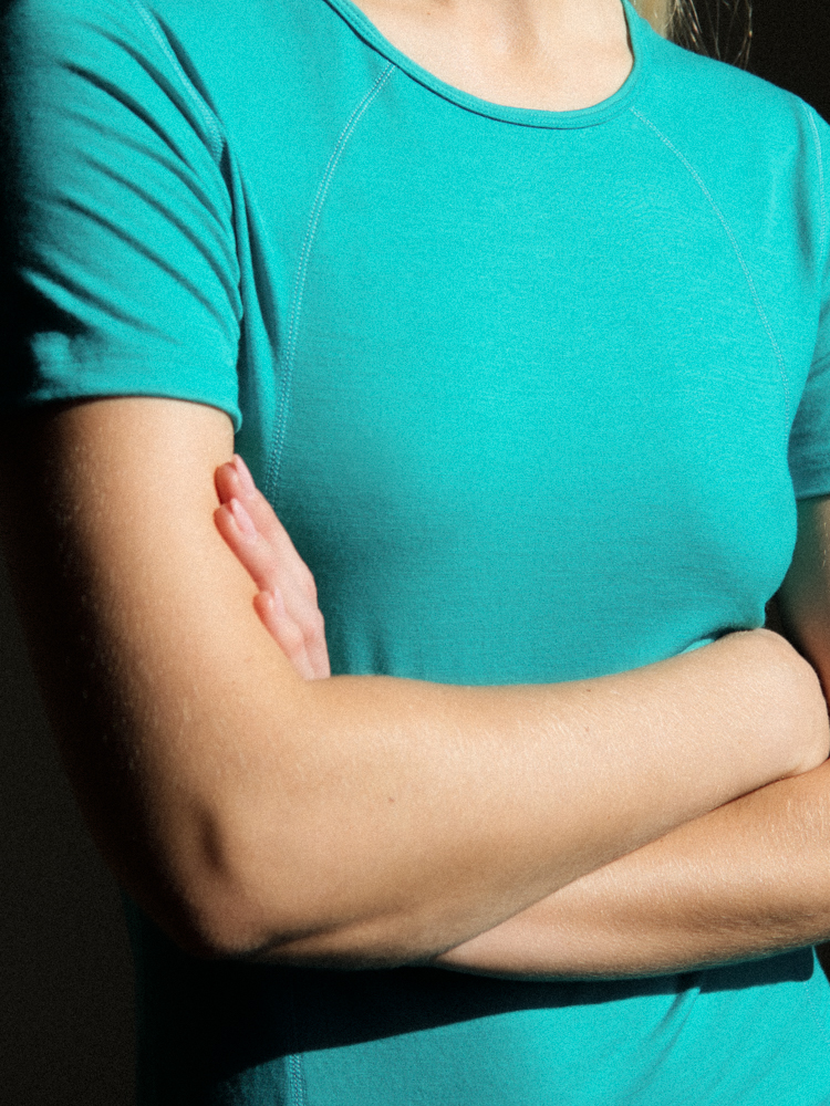 Detailansicht: Frau trägt Shirt kurzarm aus mulesing-free Merinowolle von Comazo in der Farbe Mint