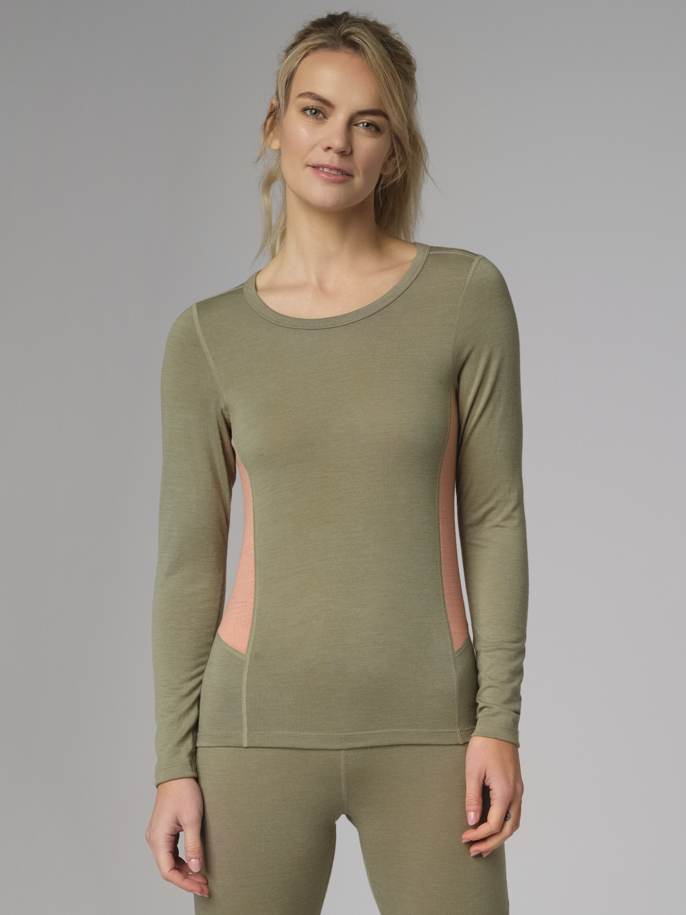 Vorderansicht: Frau trägt Comazo Damen Merinowolle-Shirt langarm Farbe Avocado/Sorbet