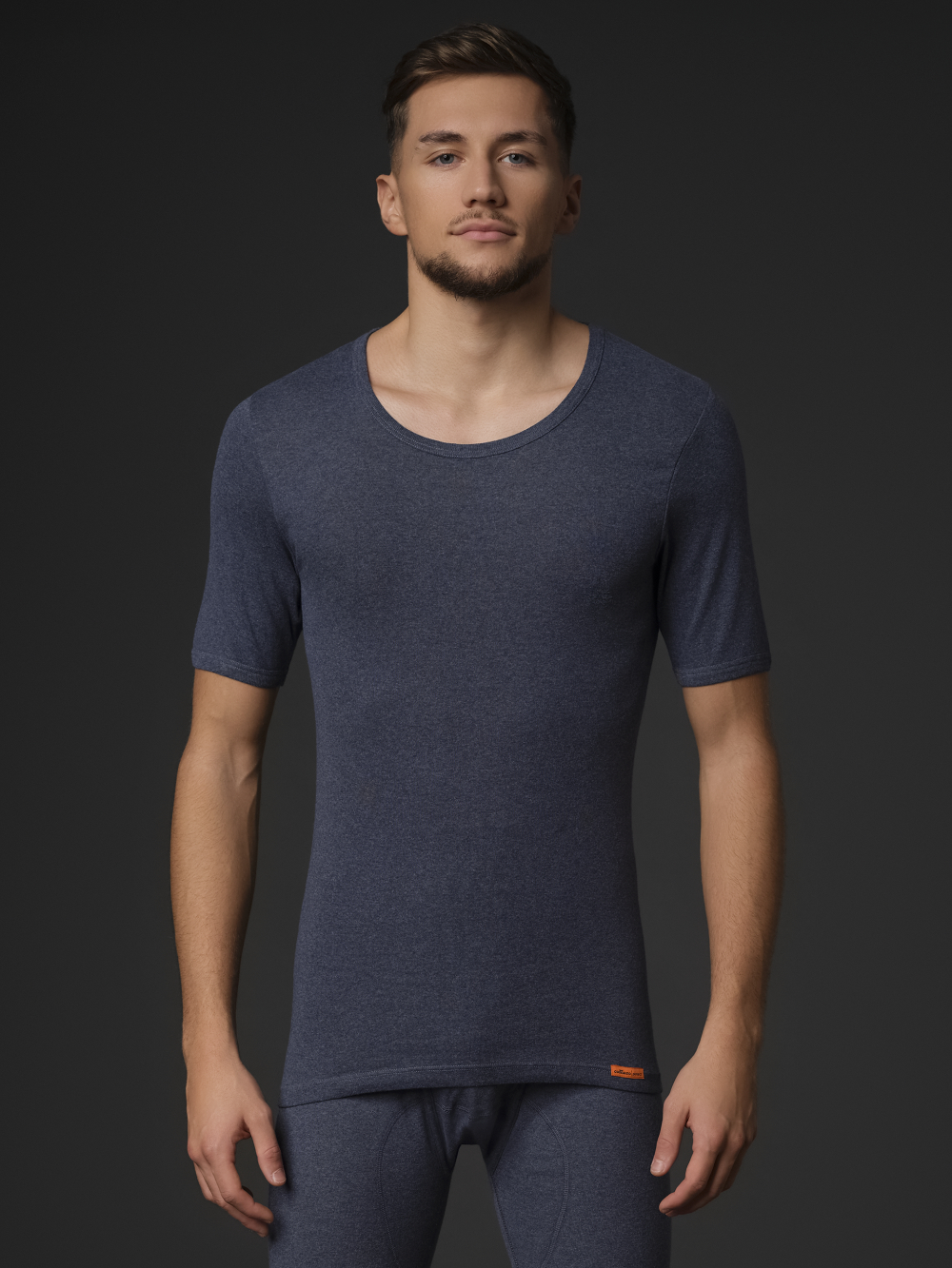 Vorderansicht: Mann trägt Shirt 1/4 Arm von Comazo Protect Farbe Blau-Melange Shirt 1/4 Arm von Comazo Protect Farbe Blau-Melange