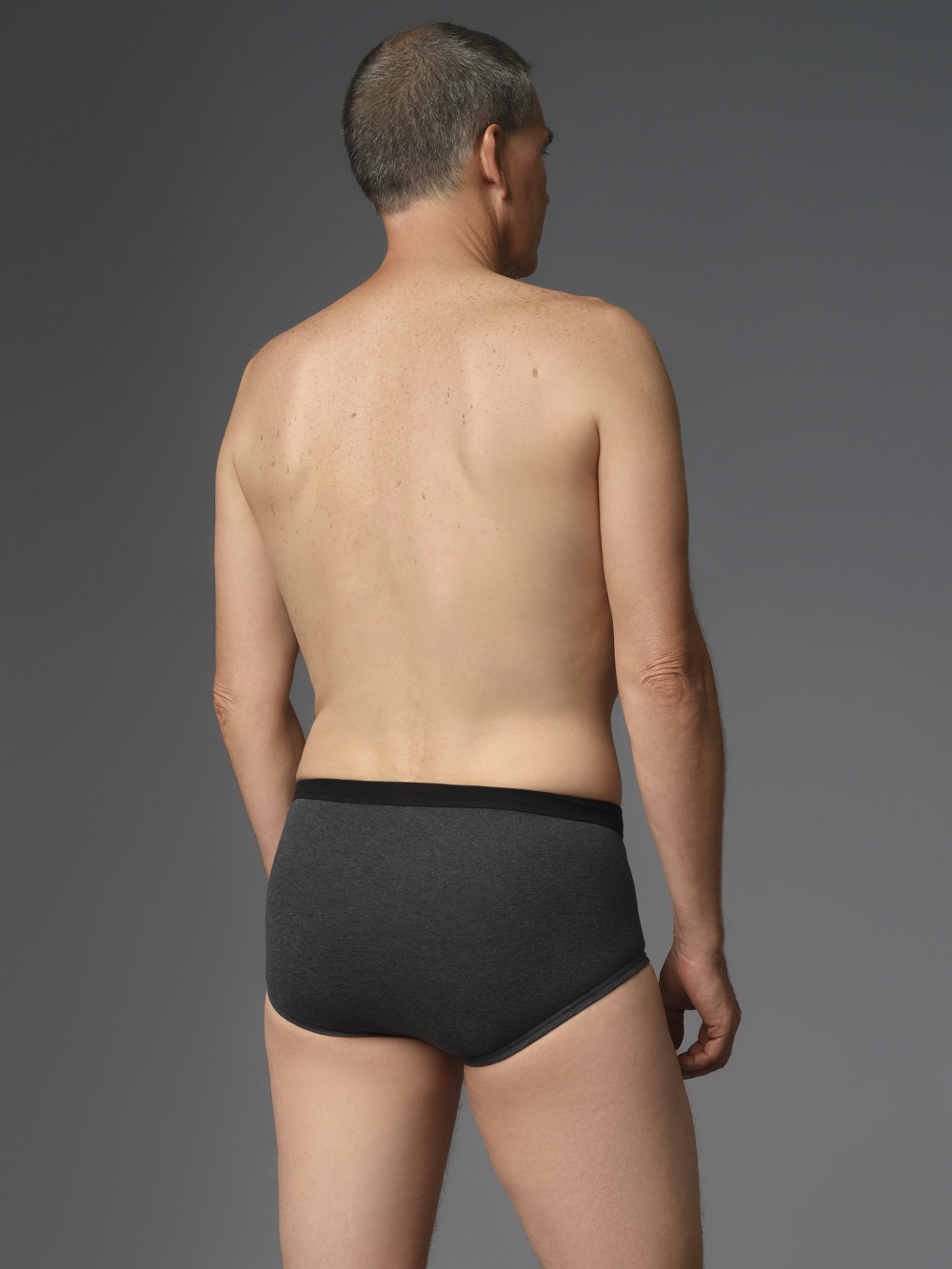 Slip mit Eingriff von Comazo Protect Farbe Dunkelgrau-Melange Rückansicht: Mann trägt Slip mit Eingriff von Comazo Protect Farbe Dunkelgrau-Melange