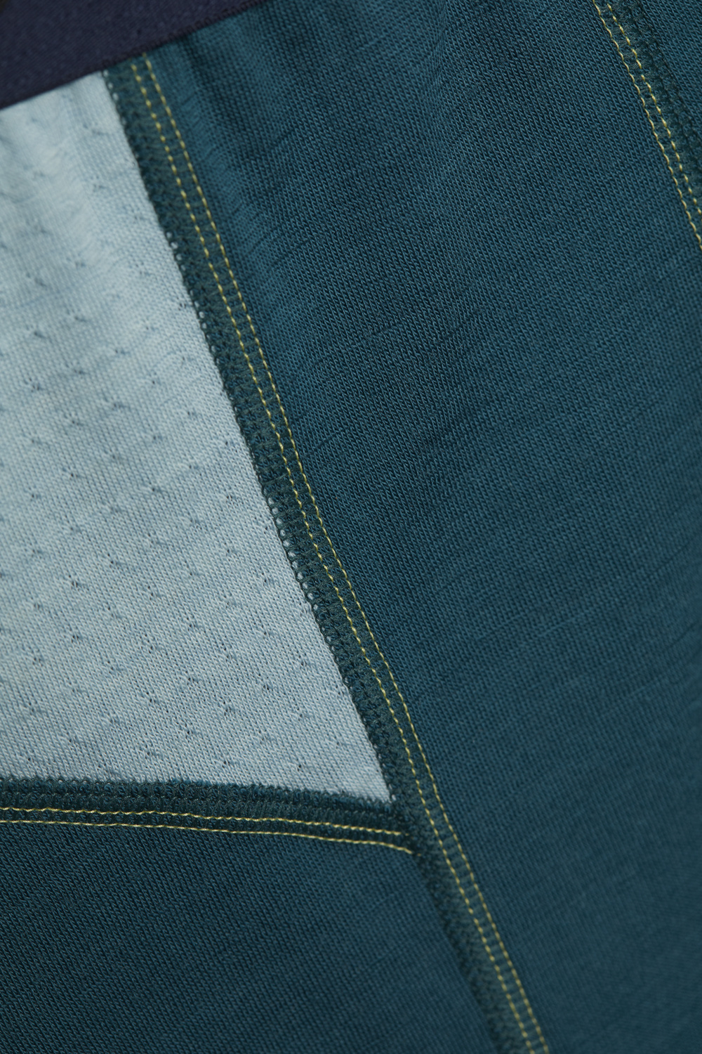 Comazo men's long underpants made of merino wool, color emerald/light green. Detail image: Long underpants made of 100% mulesing-free merino wool by Comazo in emerald/light green color with Comazo logo waistband.