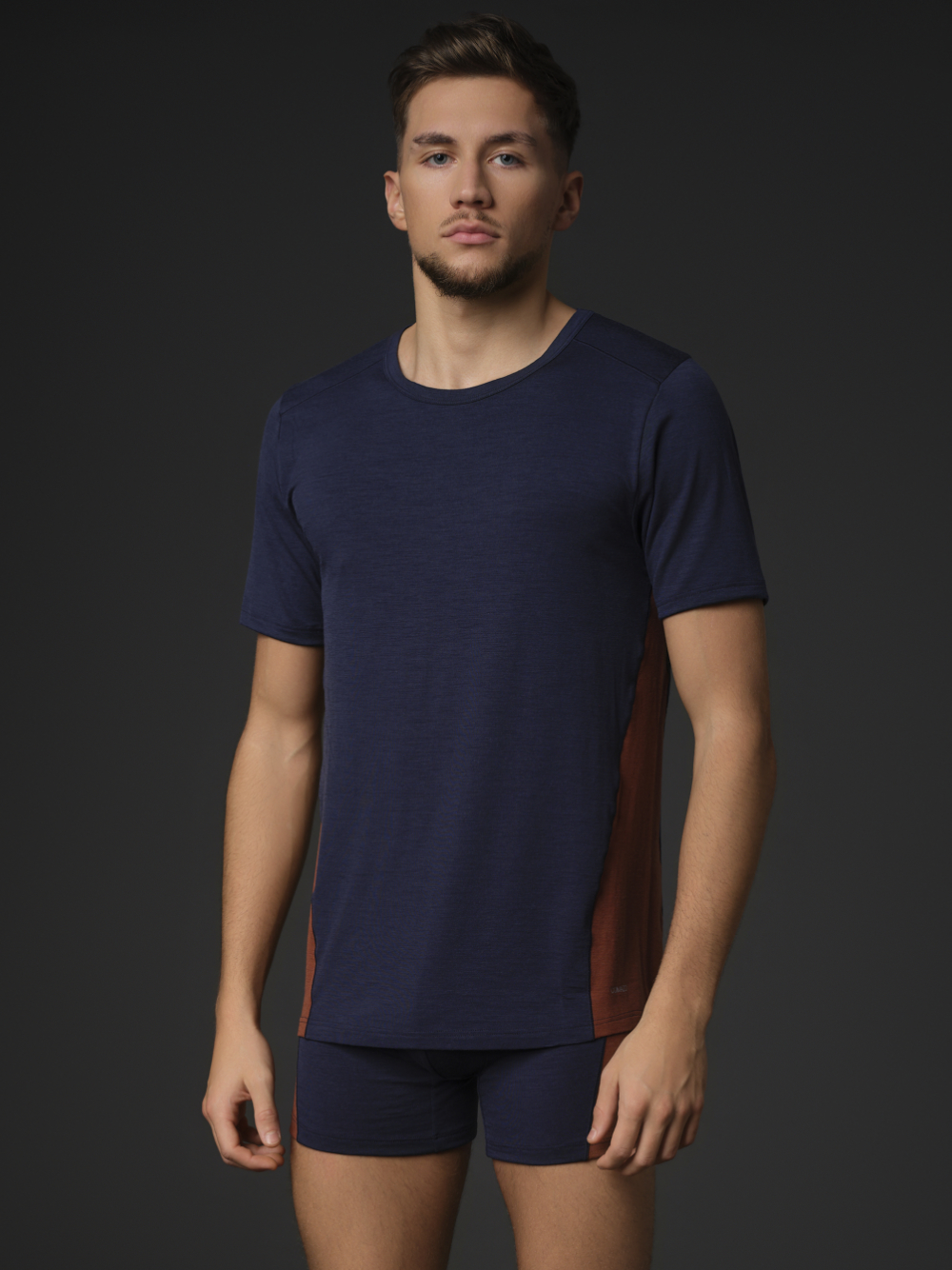 Comazo Herren Shirt kurzarm aus Merinowolle Farbe Navy/Schoko Vorderansicht 2: Mann trägt Shirt kurzarm aus Merinowolle von Comazo in der Farbe Navy/Schoko mit längerem Rückenteil und Rundhalsausschnitt