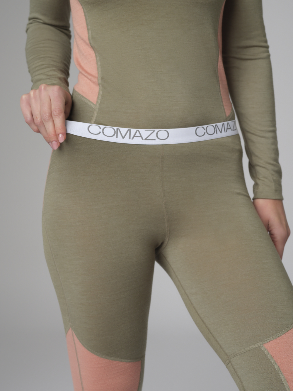 Nahaufnahme Vorderansicht: Frau trägt Comazo Damen Merinowolle-Leggings Farbe Avocado/Sorbet