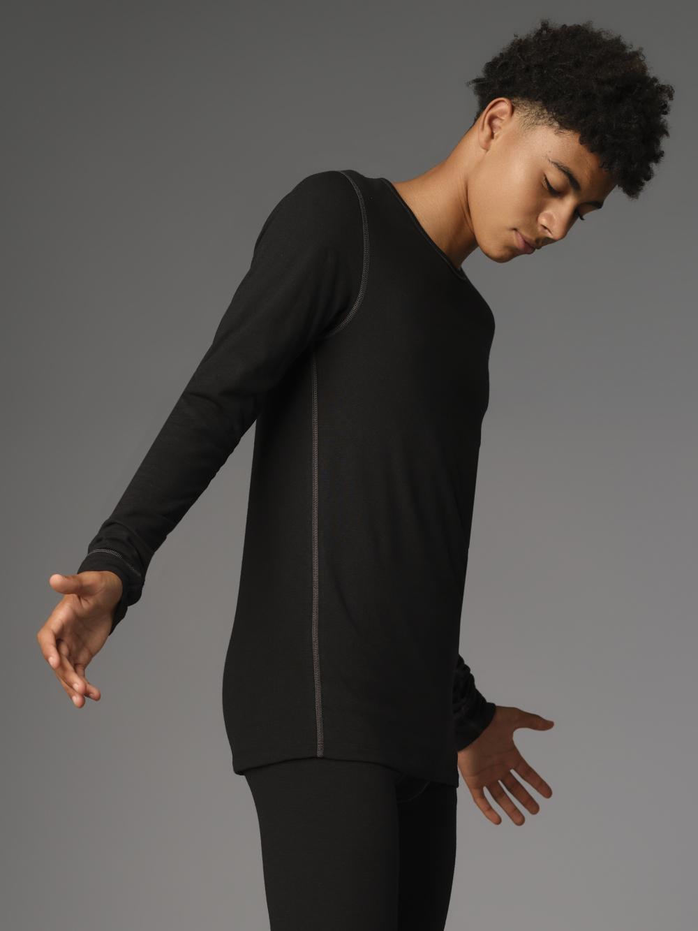 Comazo Protect men's long-sleeved functional shirt "warm & clima" in black Side view: Man wearing Comazo Protect men's long-sleeved functional shirt "warm & clima" in black