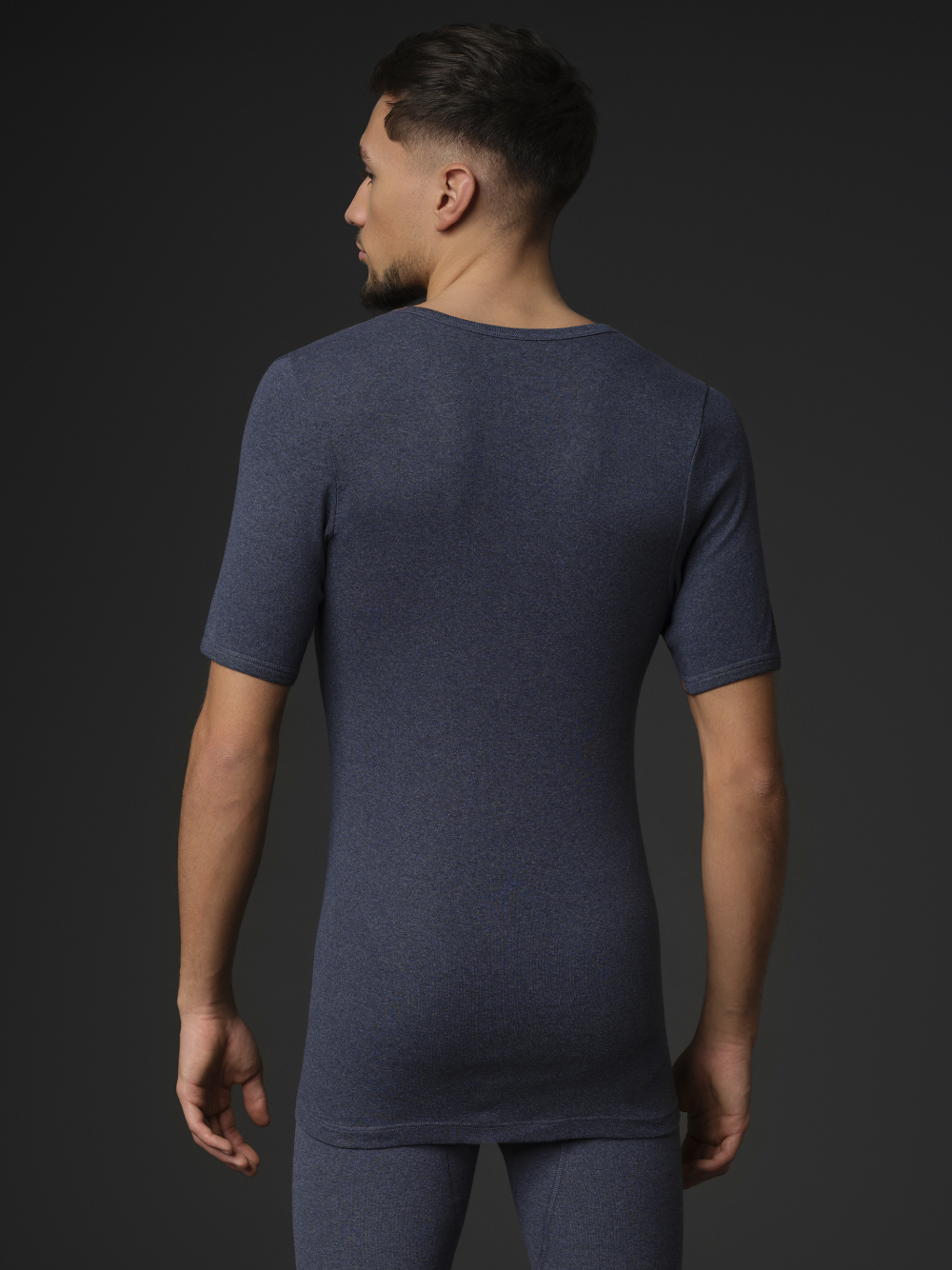 Rückansicht: Mann trägt Shirt 1/4 Arm von Comazo Protect Farbe Blau-Melange Shirt 1/4 Arm von Comazo Protect Farbe Blau-Melange