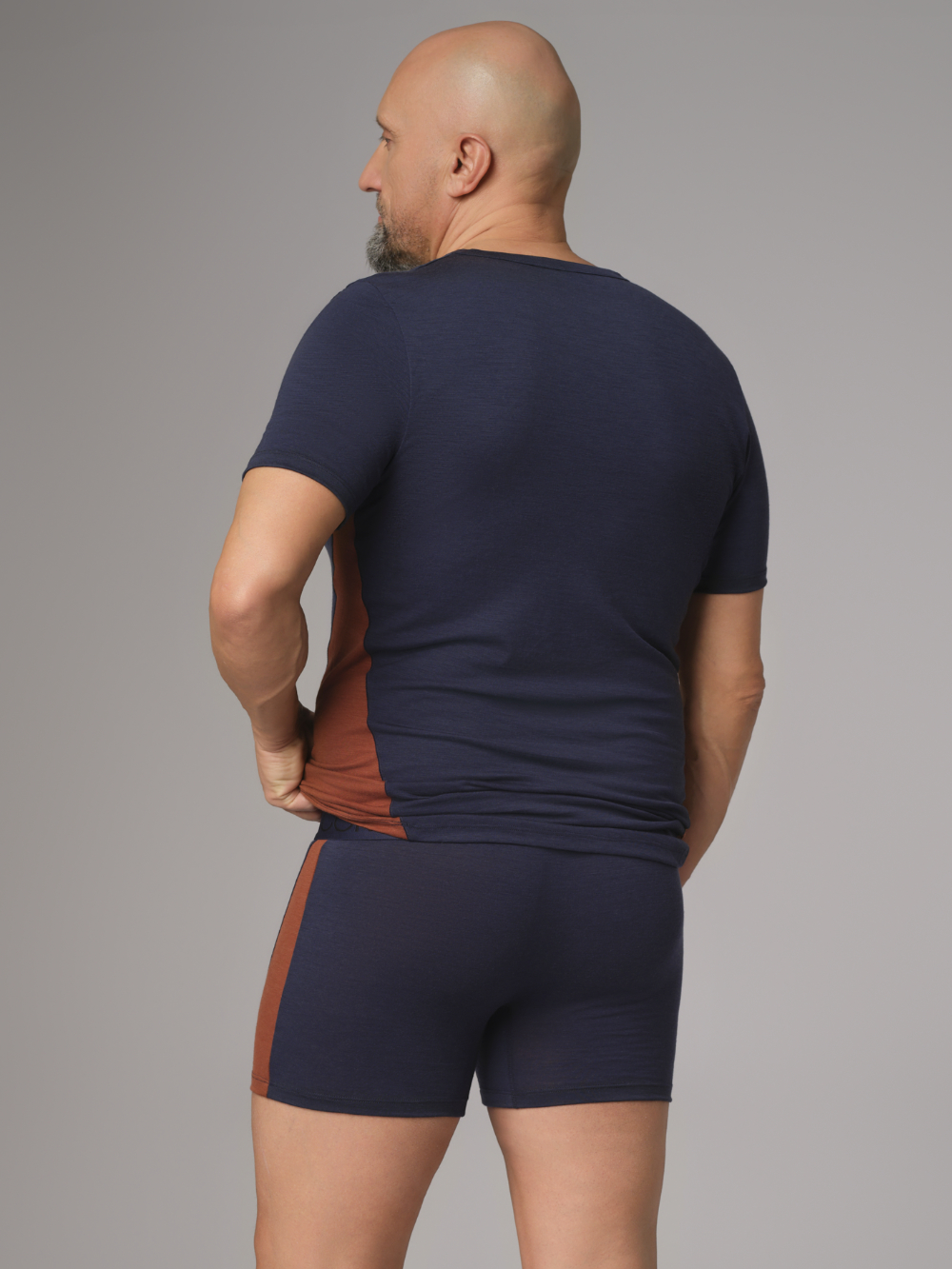 Comazo men's trunks made of merino wool in the color Navy/Chocolate. Back view: Man wearing Comazo merino wool trunks in the color Navy/Chocolate.