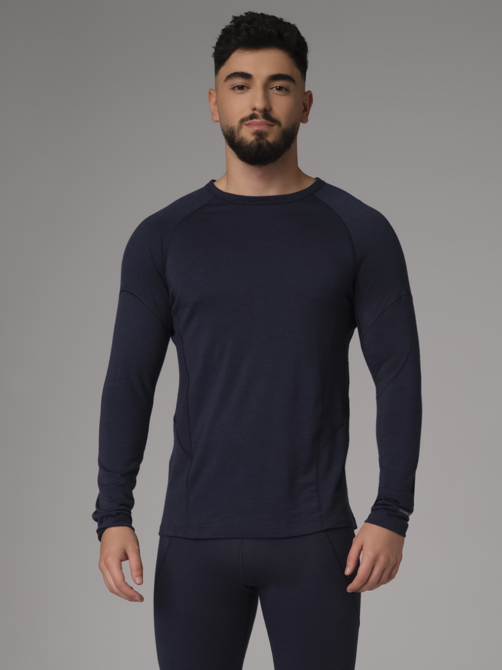 Comazo men's shirt long sleeve made of merino wool, color navy Front view: Man wearing a long sleeve shirt made of 100% mulesing-free merino wool by Comazo in navy color with mesh inserts.