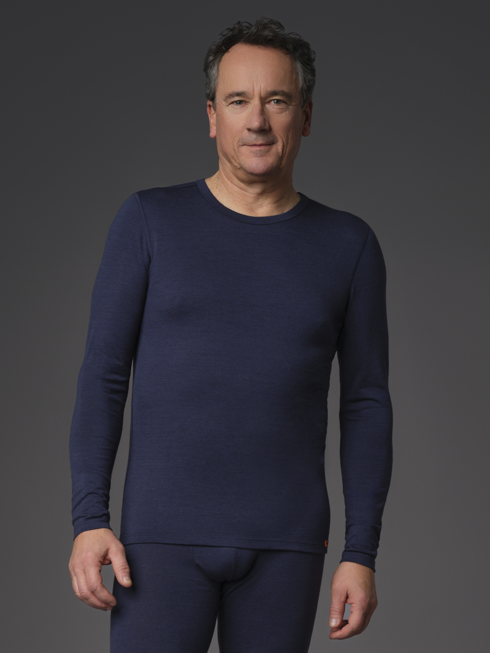 Functional shirt made of 100% merino wool for men by Comazo Protect, color navy. Front view: Man wearing a functional shirt made of 100% merino wool for men by Comazo Protect, color navy.