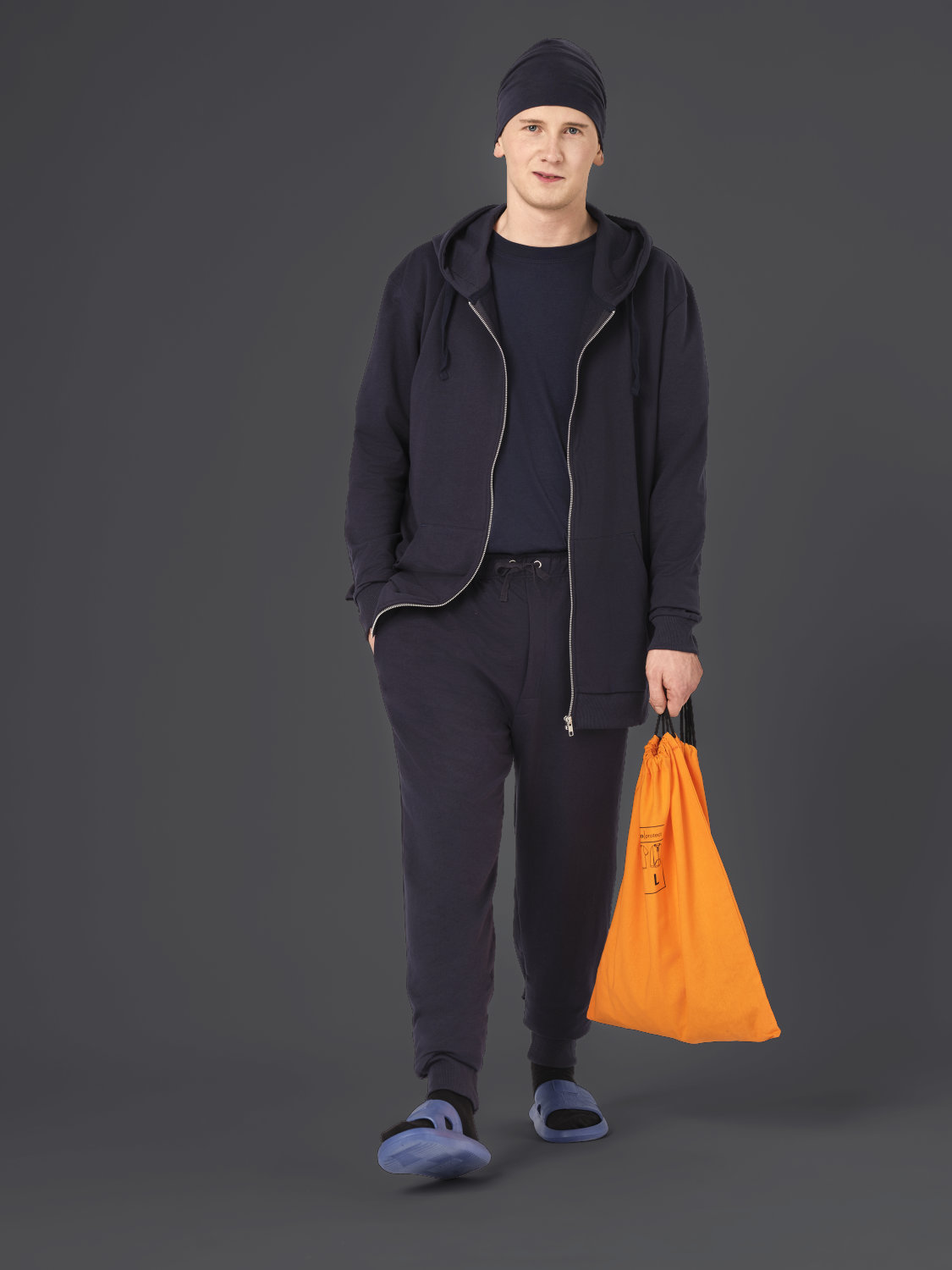 Mann trägt Wechselkleidung im Set von Comazo Protect Farbe Navy Wechselkleidung im Set von Comazo Protect Farbe Navy