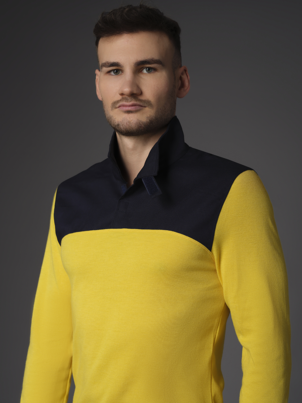 Comazo Protect Fire-Shirt Basic für Vegetationsbrandbekämpfung Farbe Gelb/Marine Nahaufnahme Vorderansicht: Mann trägt Comazo Protect Fire-Shirt Basic für Vegetationsbrandbekämpfung Farbe Gelb/Marine