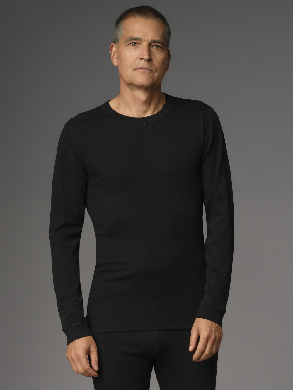 Flammschutz Shirt langarm von Comazo Protect Farbe Schwarz Vorderansicht: Mann trägt Flammschutz Shirt langarm von Comazo Protect Farbe Schwarz