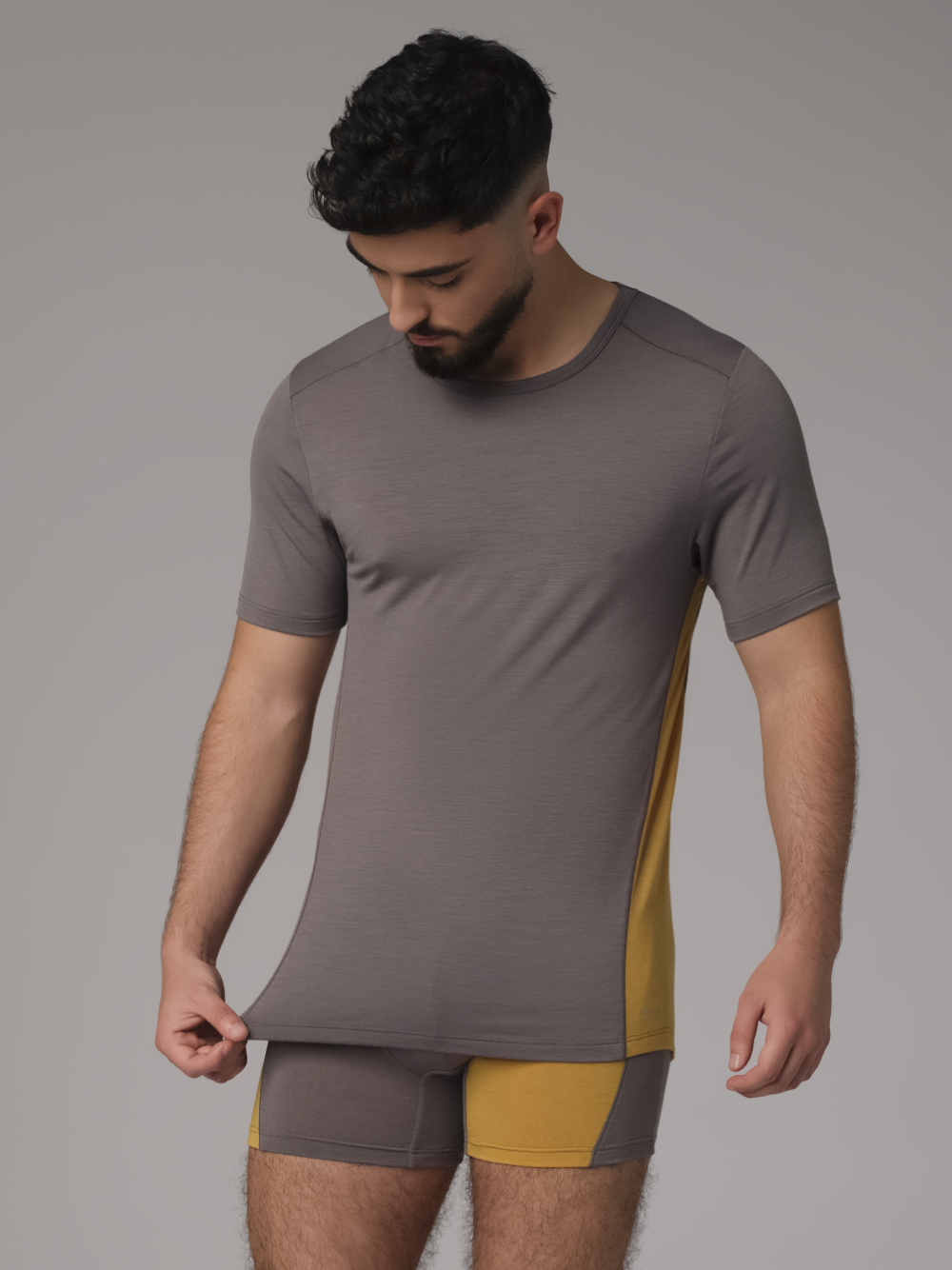 Comazo men's short-sleeve merino wool shirt in steel grey/mustard Front view: Man wearing a short-sleeve shirt made of merino wool from Comazo in the color Steelgrey/Mustard with a longer back and a round neckline.