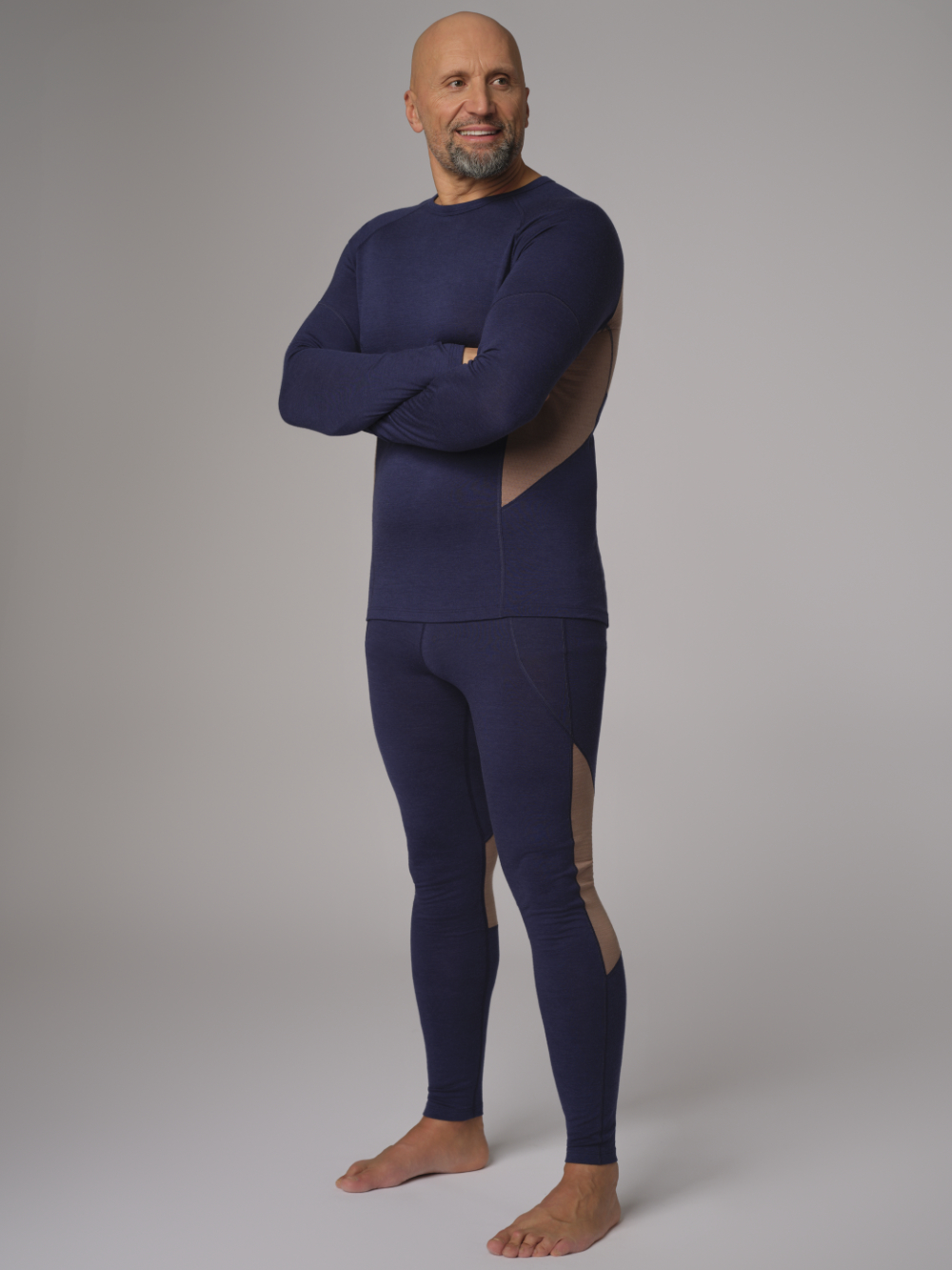 Vorderansicht : Mann trägt Shirt langarm von Comazo aus Merinowolle Farbe Dark-Blue/Coffee Vorderansicht : Mann trägt Shirt langarm von Comazo aus Merinowolle Farbe Dark-Blue/Coffee