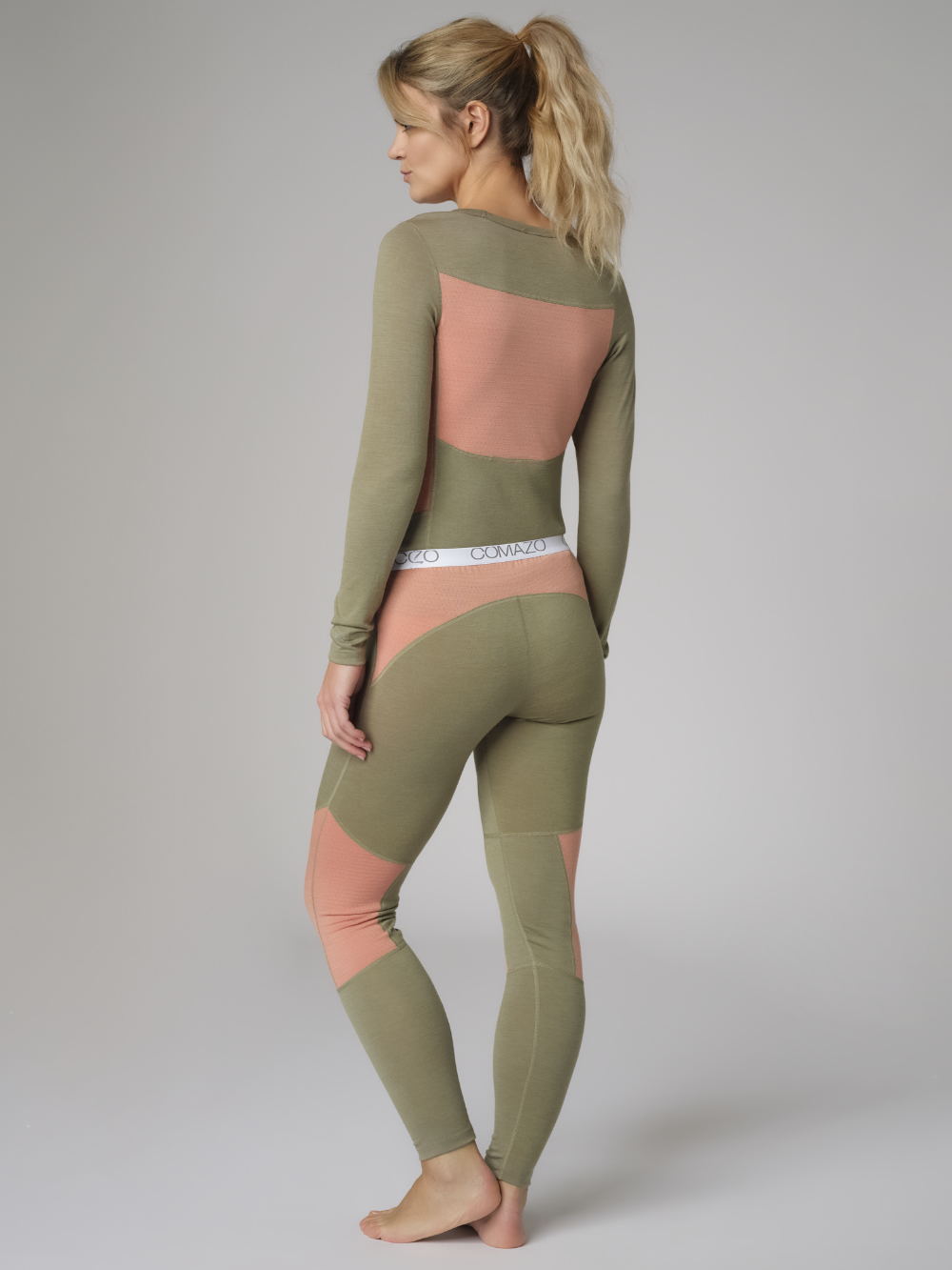 Rückansicht: Frau trägt Comazo Damen Merinowolle-Leggings Farbe Avocado/Sorbet