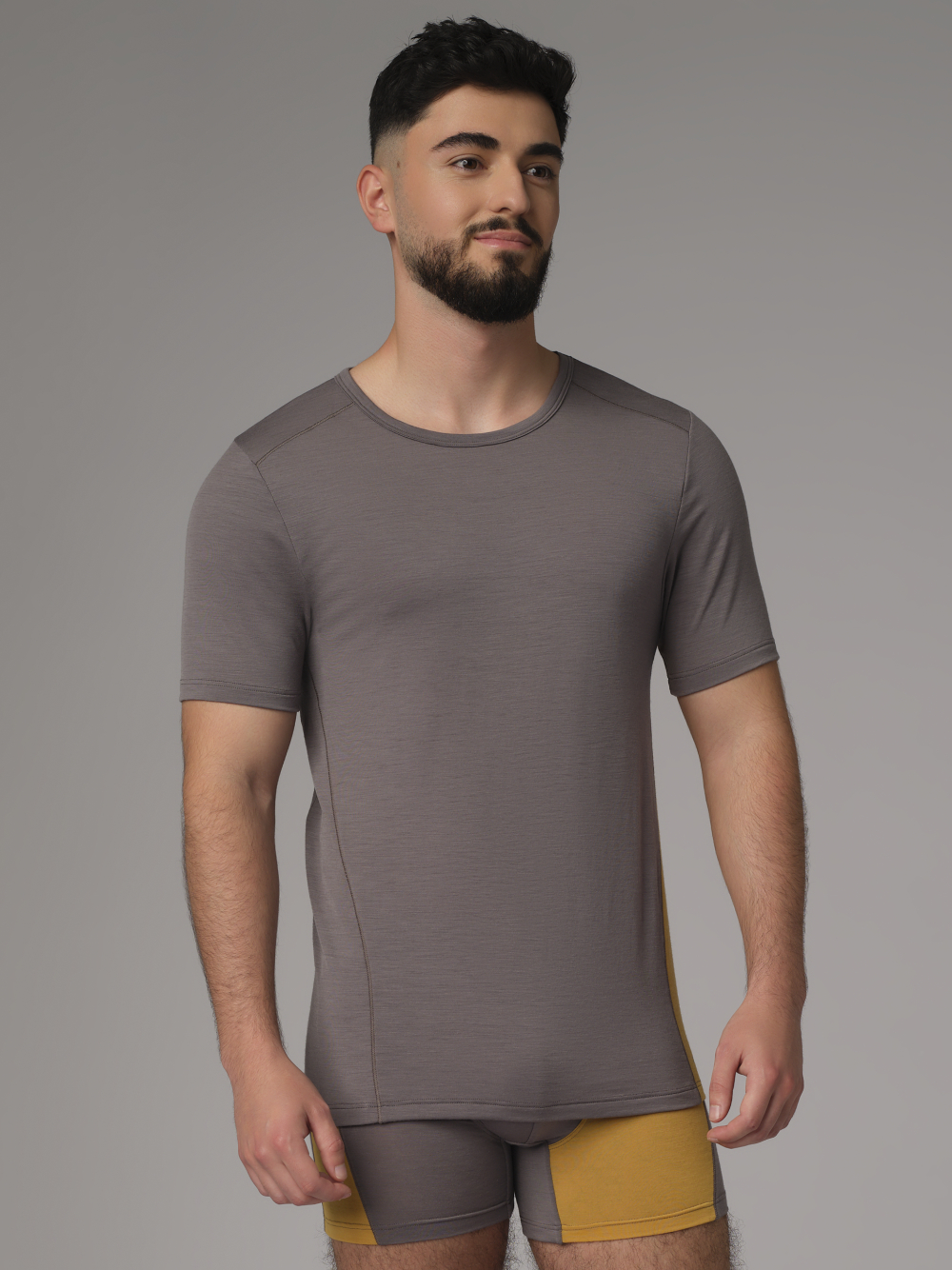 Comazo men's short-sleeve merino wool shirt in steel grey/mustard Front view 2: Man wearing a short-sleeve shirt made of merino wool from Comazo in the color Steelgrey/Mustard with a longer back and a round neckline.