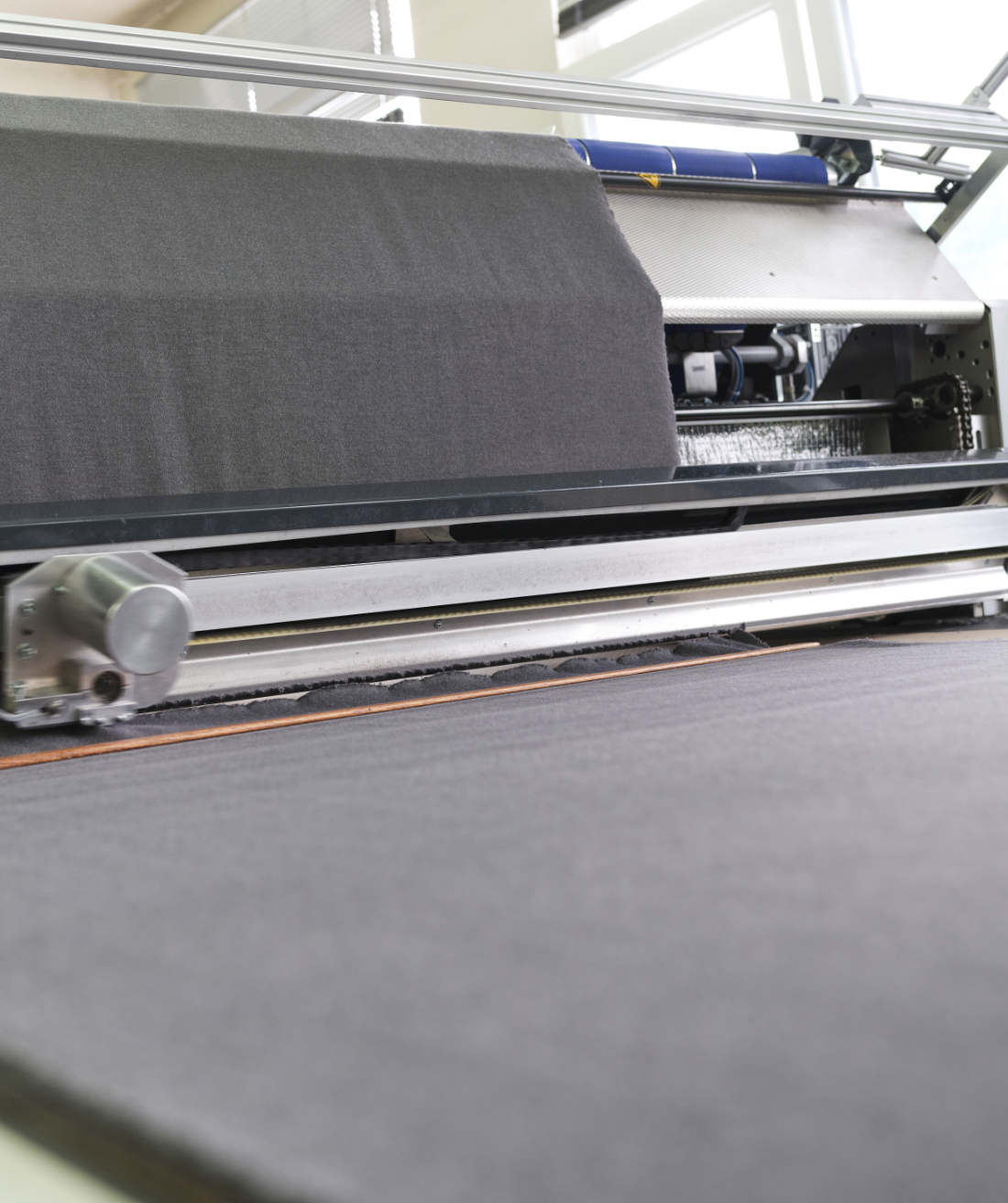 Detailbild einer industriellen Schneidmaschine. Detailbild einer industriellen Schneidmaschine.
