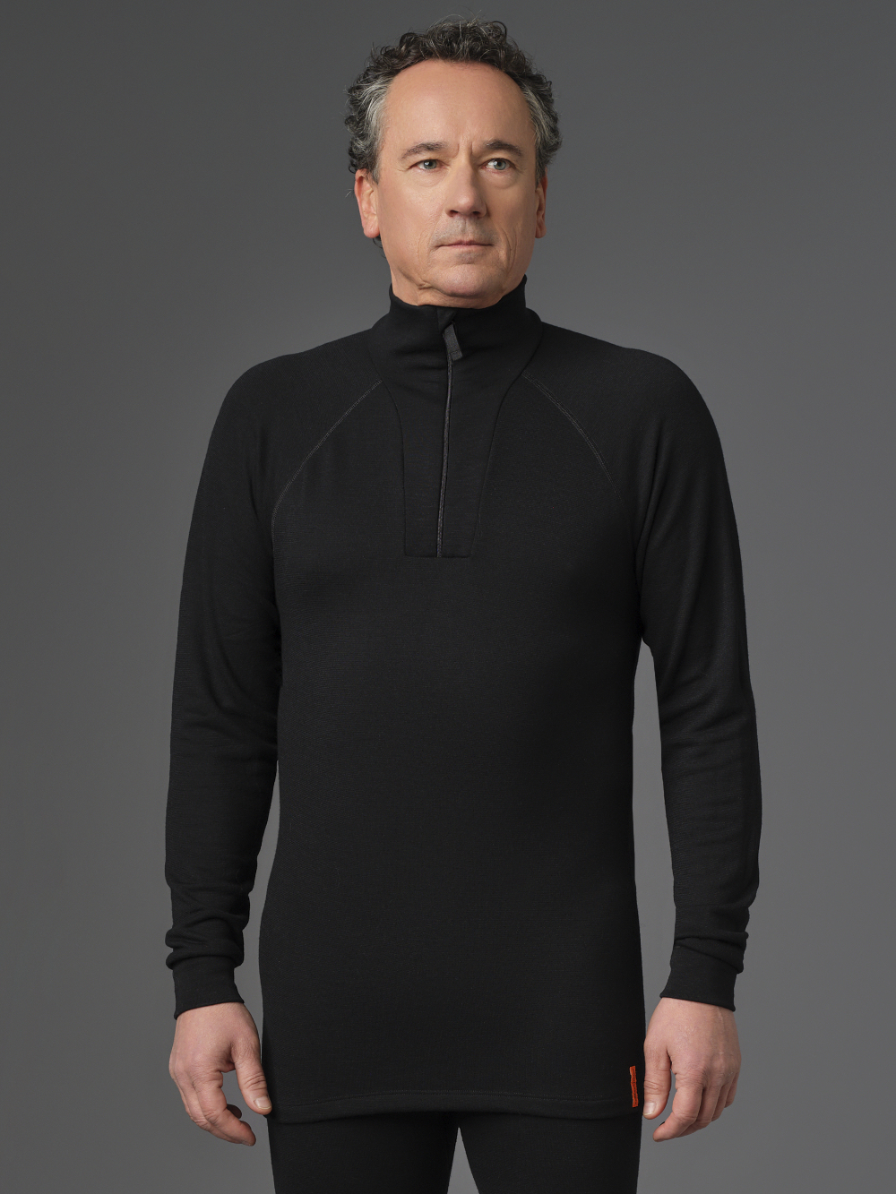 Merinowolle-Shirt mit Troyer-Kragen (Mulesing free) von Comazo Protect Farbe Schwarz Vorderansicht: Mann trägt Merinowolle-Shirt mit Troyer-Kragen (Mulesing free) von Comazo Protect Farbe Schwarz