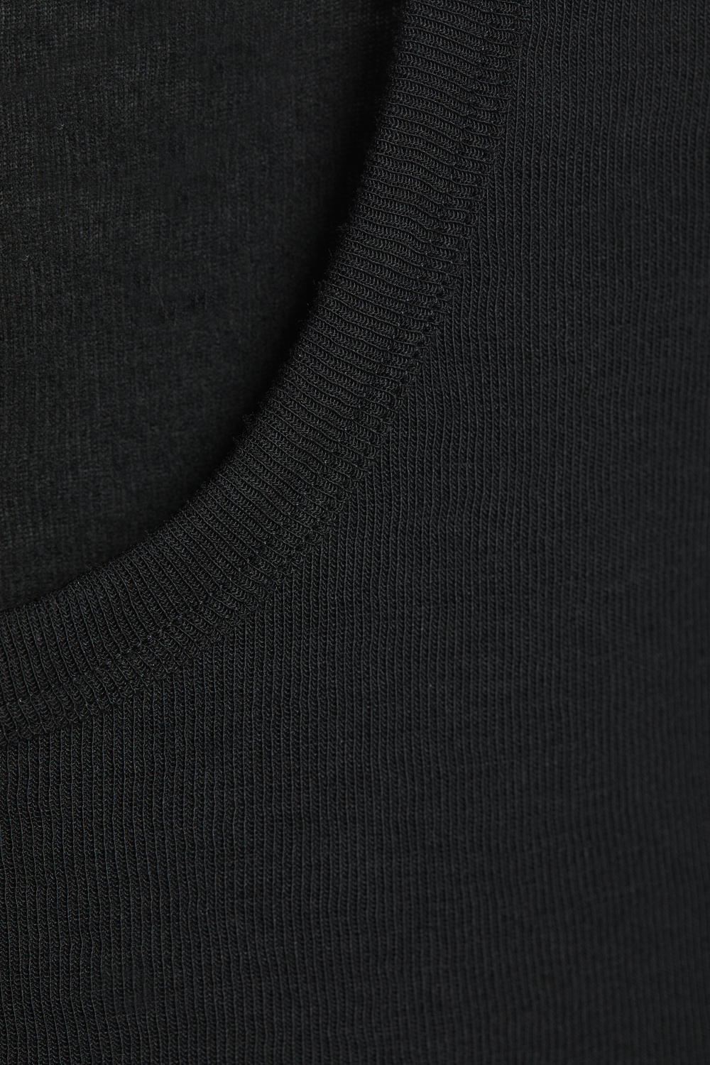 Comazo unisex short-sleeve functional shirt "warm extra", color black. Detail image Unisex short-sleeve functional shirt "warm extra" by Comazo in black, with a brushed inner lining for optimal heat retention, moisture management, and an extended back panel.