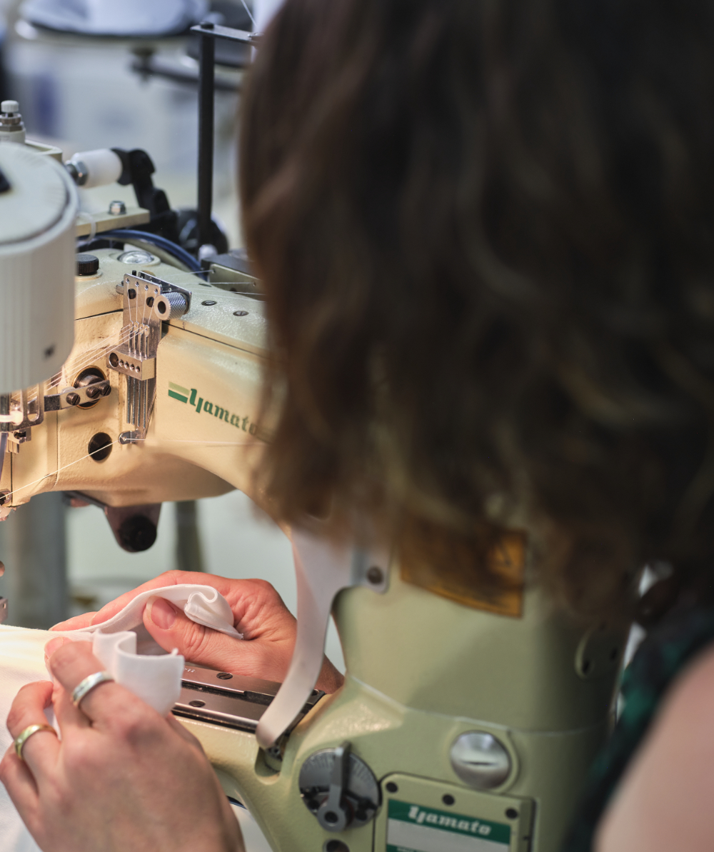 Detailbild einer Frau an der Nähmaschine. Detailbild einer Frau an der Nähmaschine.