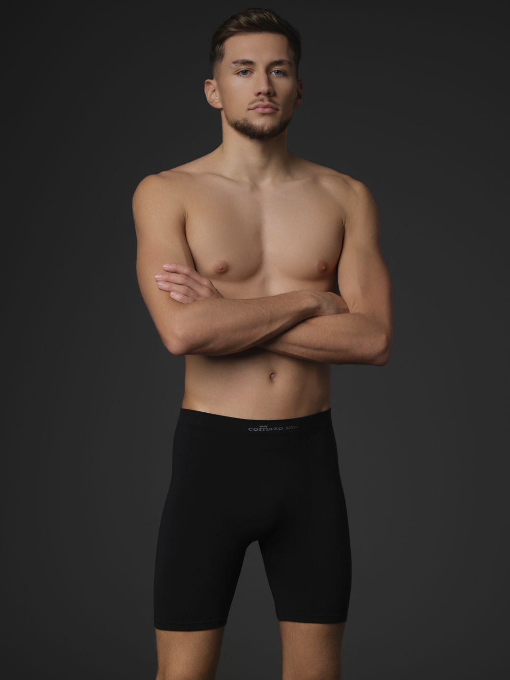 Comazo men's seamless pants with longer leg in the color black. Front view: Man wearing seamless pants with longer leg by Comazo in the color black.