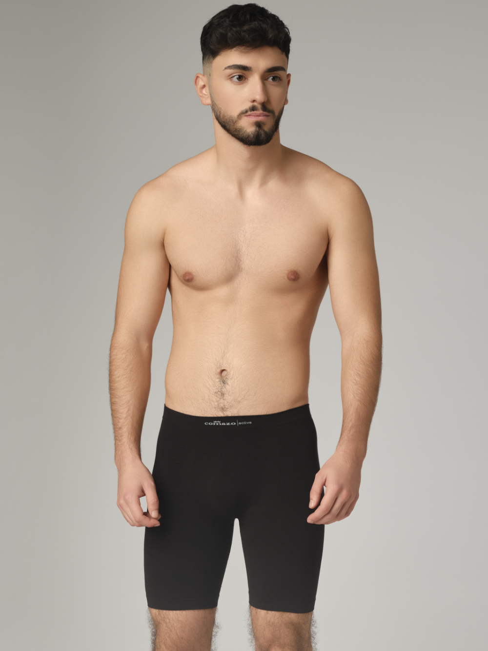 Comazo men's seamless pants with longer leg in the color black. Front view: Man wearing seamless pants with longer leg by Comazo in the color black.