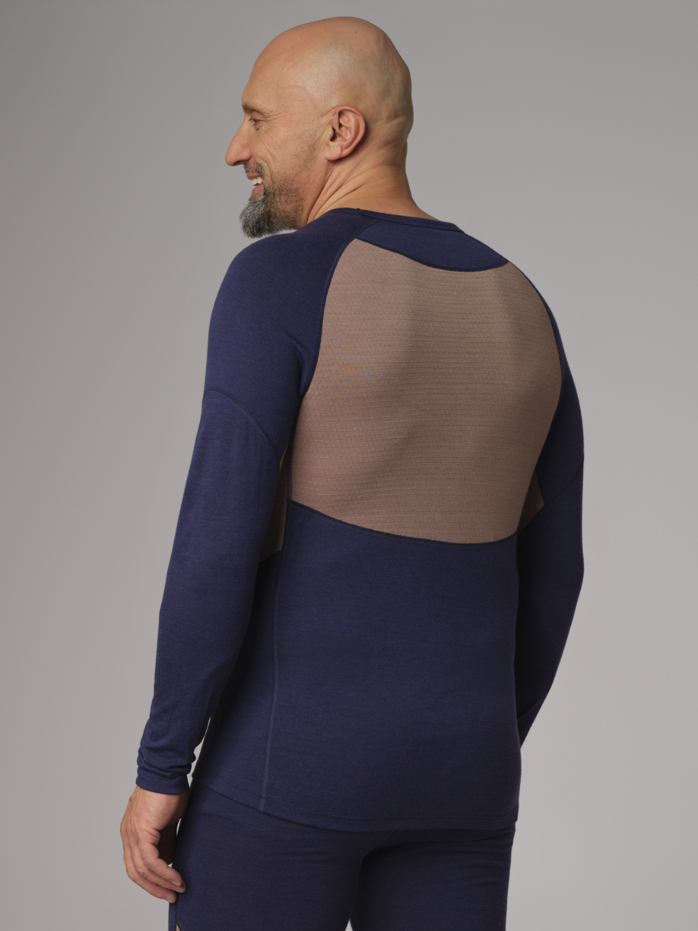 Comazo Herren Shirt langarm aus Merinowolle Farbe Dark-Blue/Coffee Rückansicht: Mann trägt Shirt langarm von Comazo aus Merinowolle Farbe Dark-Blue/Coffee