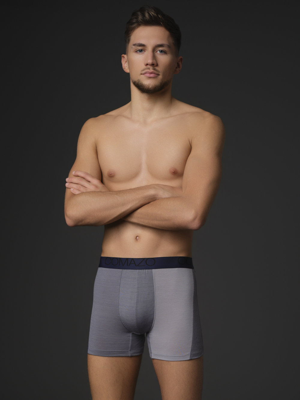 Comazo Herren Trunks aus Merinowolle Farbe Grau/Navy Vorderansicht 2: Mann trägt Trunks aus Merinowolle von Comazo in der Farbe Grau/Navy mit Schriftzug am Bund