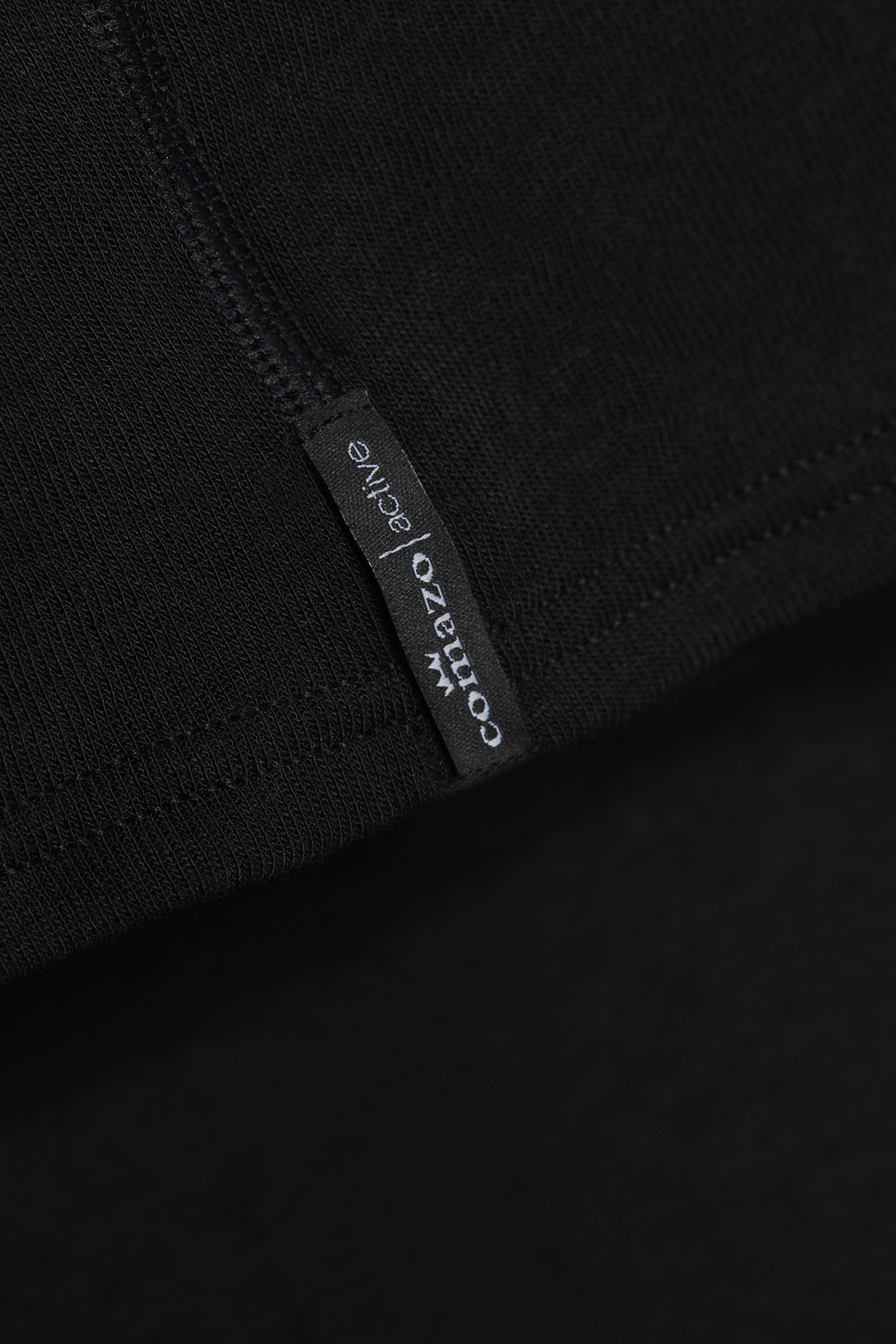Comazo unisex scarf, color black. Detail image Unisex scarf by Comazo in black, with a brushed inner lining for optimal heat retention and quick-drying functional fabric thanks to excellent moisture management.