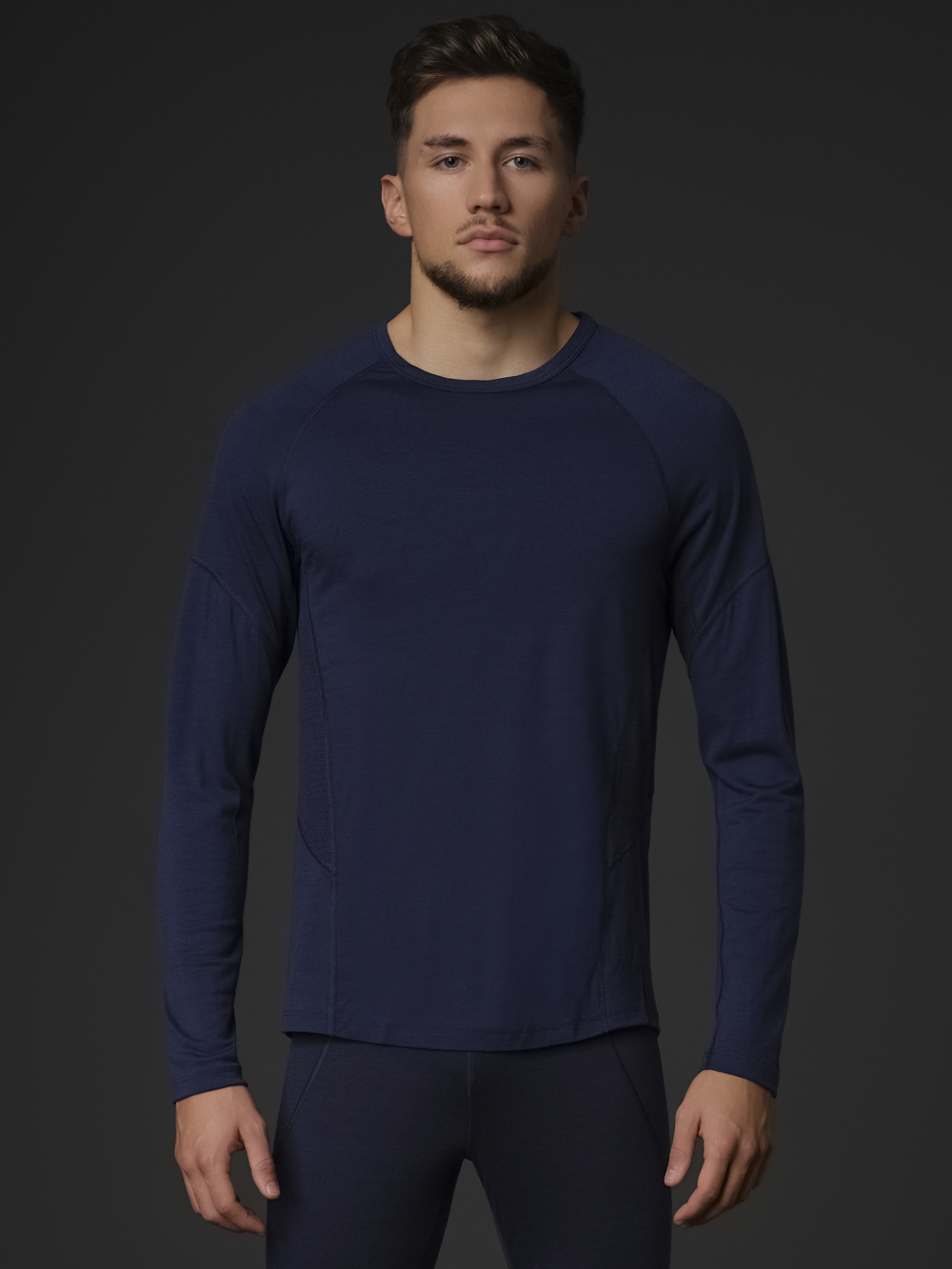 Comazo Herren Shirt langarm aus Merinowolle Farbe Navy Vorderansicht: Mann trägt Shirt langarm aus 100% mulesingfreier Merinowolle von Comazo in der Farbe Navy mit Mesh-Einsätzen