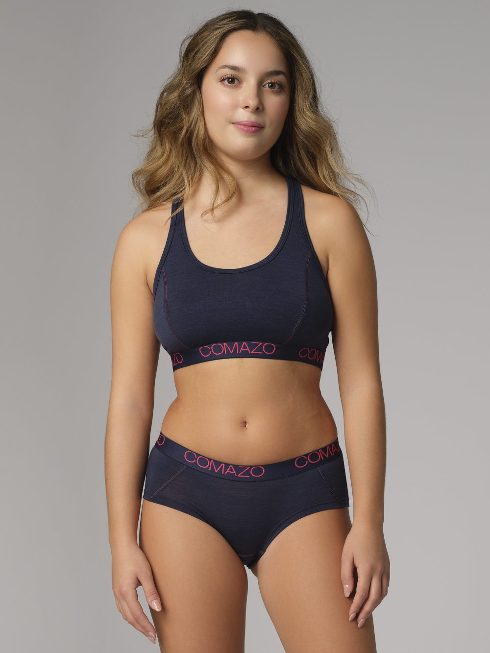 Vorderansicht: Frau trägt Comazo Damen Bustier aus mulesing-free Merinowolle in der Farbe Navy