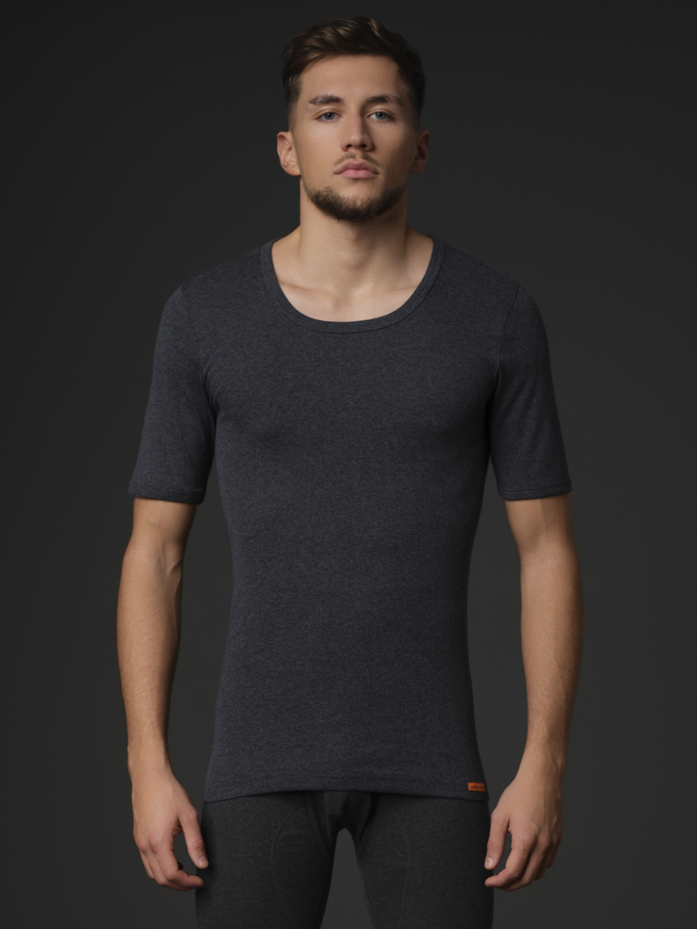 Shirt 1/4 Arm von Comazo Protect Farbe Dunkelgrau-Melange Vorderansicht: Mann trägt Shirt 1/4 Arm von Comazo Protect Farbe Dunkelgrau-Melange