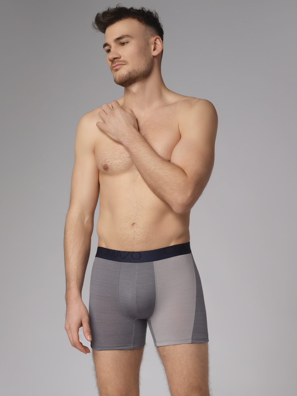 Comazo Herren Trunks aus Merinowolle Farbe Grau/Navy Vorderansicht: Mann trägt Trunks aus Merinowolle von Comazo in der Farbe Grau/Navy mit Schriftzug am Bund
