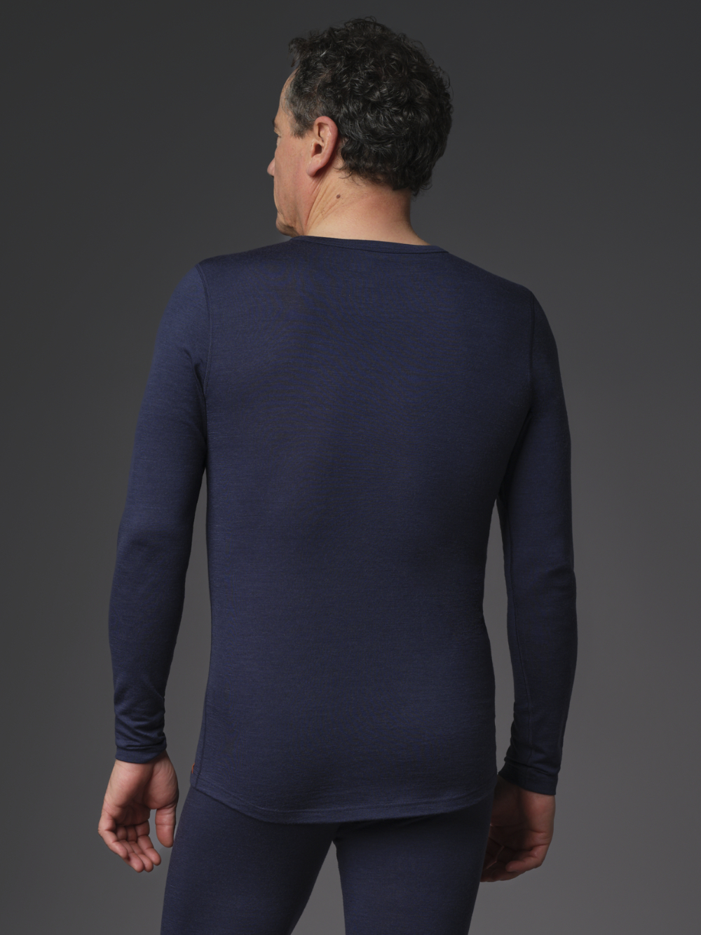 Functional shirt made of 100% merino wool for men by Comazo Protect, color navy. Back view: Man wearing a functional shirt made of 100% merino wool for men by Comazo Protect, color navy.