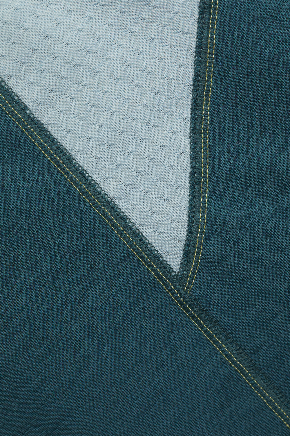 Comazo men's shirt long sleeve made of merino wool, color emerald/light green. Detail image: Long sleeve shirt made of 100% mulesing-free merino wool by Comazo in emerald/light green color with mesh inserts.