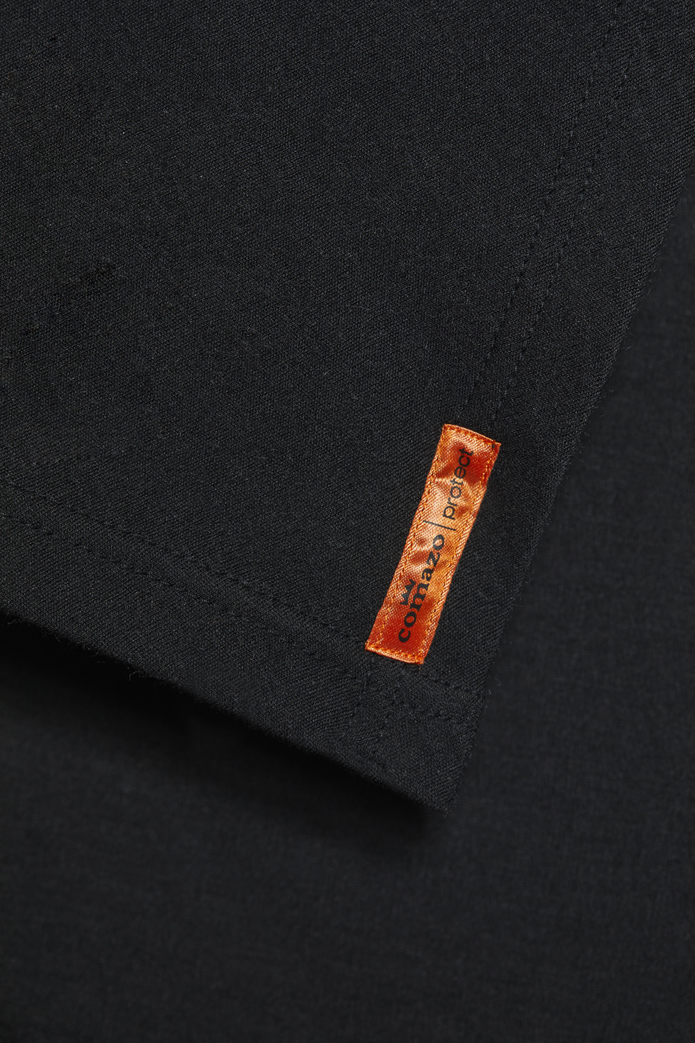 Flame-retardant triangular scarf by Comazo Protect in black color. Detail image Flame-retardant triangular scarf by Comazo Protect in black color.