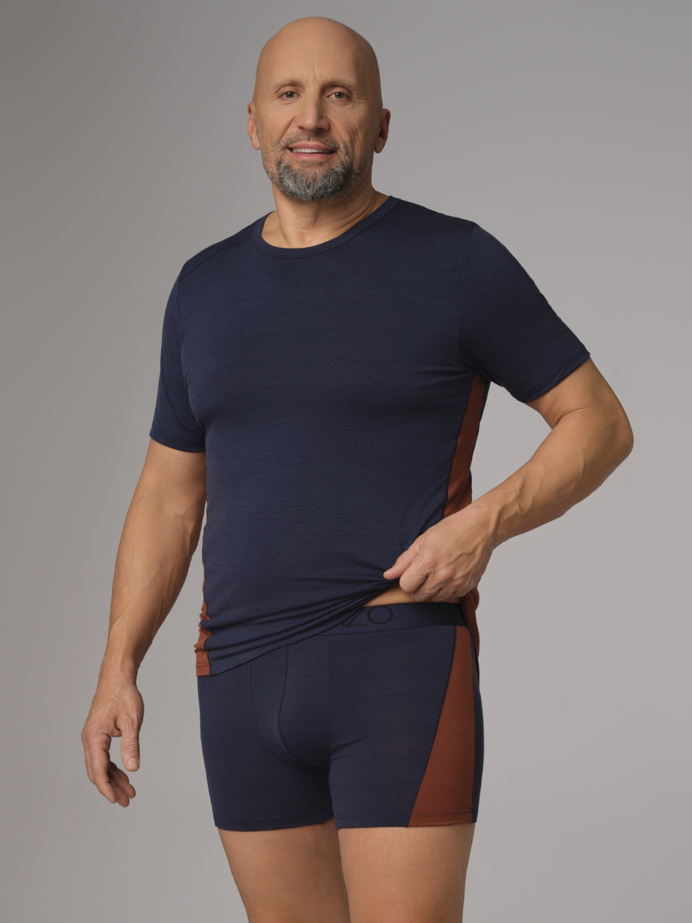 Comazo men's trunks made of merino wool in the color Navy/Chocolate. Front view: Man wearing Comazo merino wool trunks in the color Navy/Chocolate.
