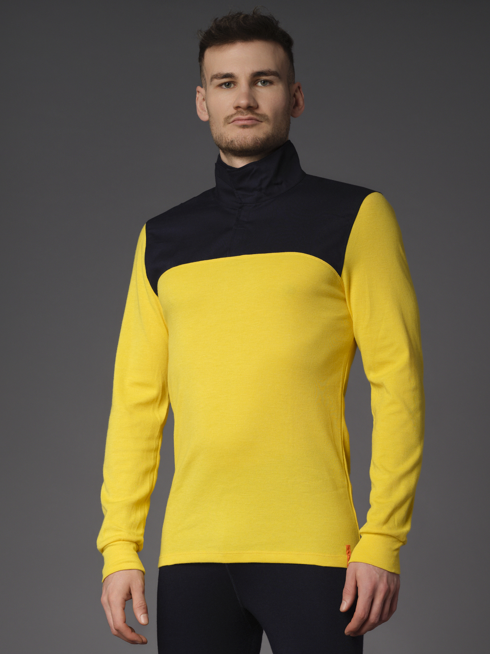 Comazo Protect Fire-Shirt Basic für Vegetationsbrandbekämpfung Farbe Gelb/Marine Vorderansicht: Mann trägt Comazo Protect Fire-Shirt Basic für Vegetationsbrandbekämpfung Farbe Gelb/Marine