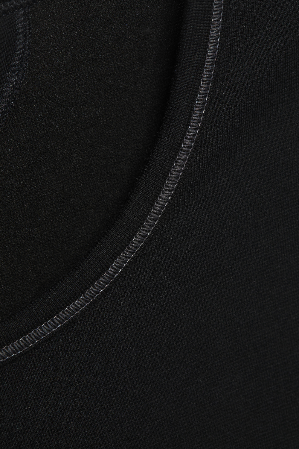 Comazo Protect men's long-sleeved functional shirt "warm & clima" in black Close-up detail image of Comazo Protect men's long-sleeved functional shirt "warm & clima" in black.