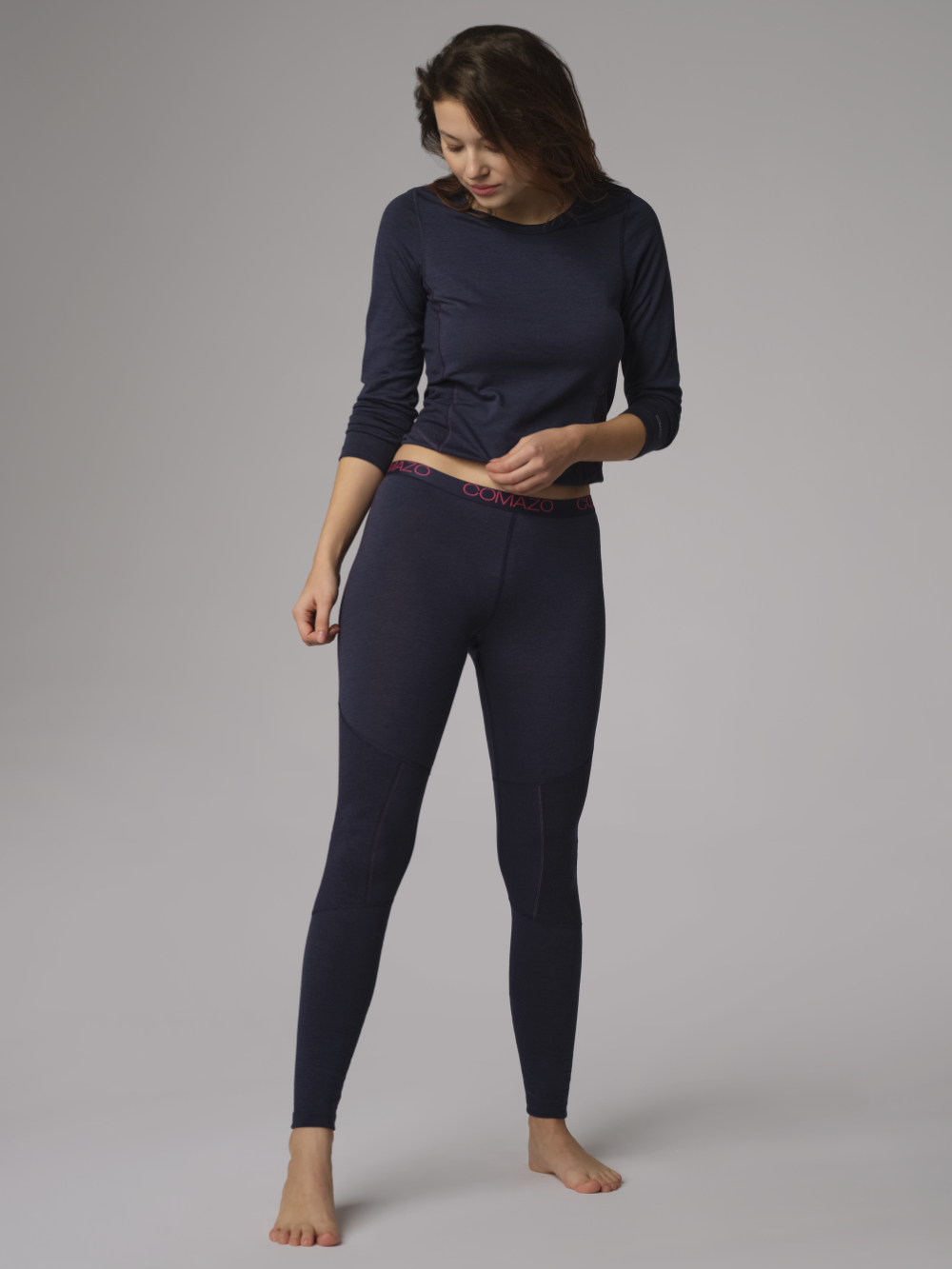 Vorderansicht: Frau trägt Merinowolle-Leggings von Comazo in der Farbe Navy aus 100% mulesing-freier Schurwolle mit Mesh-Einsätzen