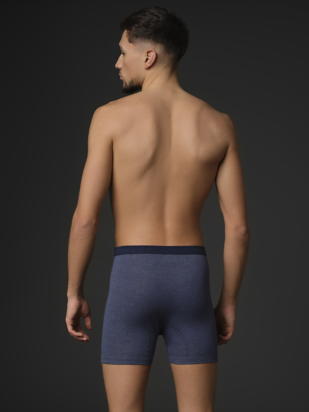 Rückansicht: Mann trägt kurze Unterhose mit Eingriff von Comazo Protect Farbe Blau-Melange Unterhose kurz mit Eingriff von Comazo Protect Farbe Blau-Melange