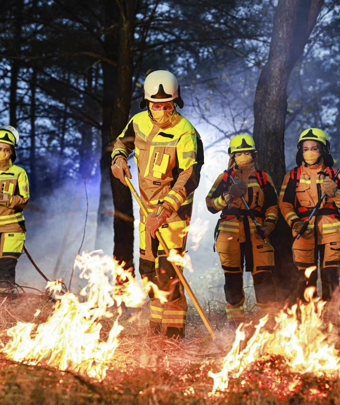 Feuerwehrmänner im Einsatz in gelber Uniform löschen einen Brand. Feuerwehrmänner im Einsatz in gelber Uniform löschen einen Brand.