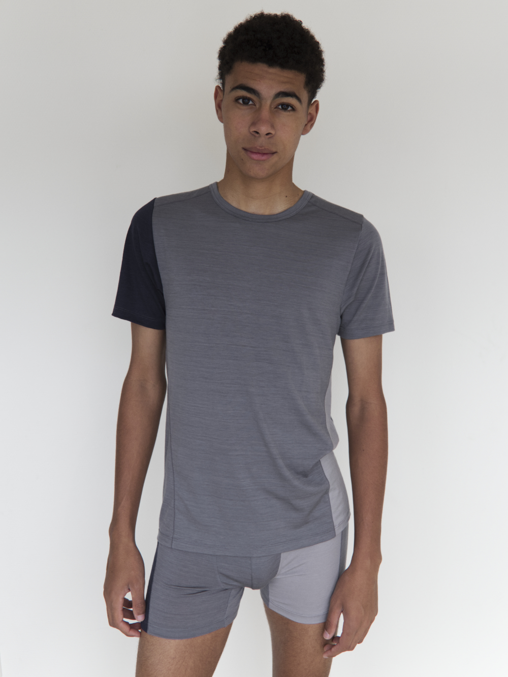 Comazo Herren Shirt kurzarm aus Merinowolle Farbe Grau/Navy Vorderansicht 2: Mann trägt Comazo Herren Shirt kurzarm aus Merinowolle Farbe Grau/Navy