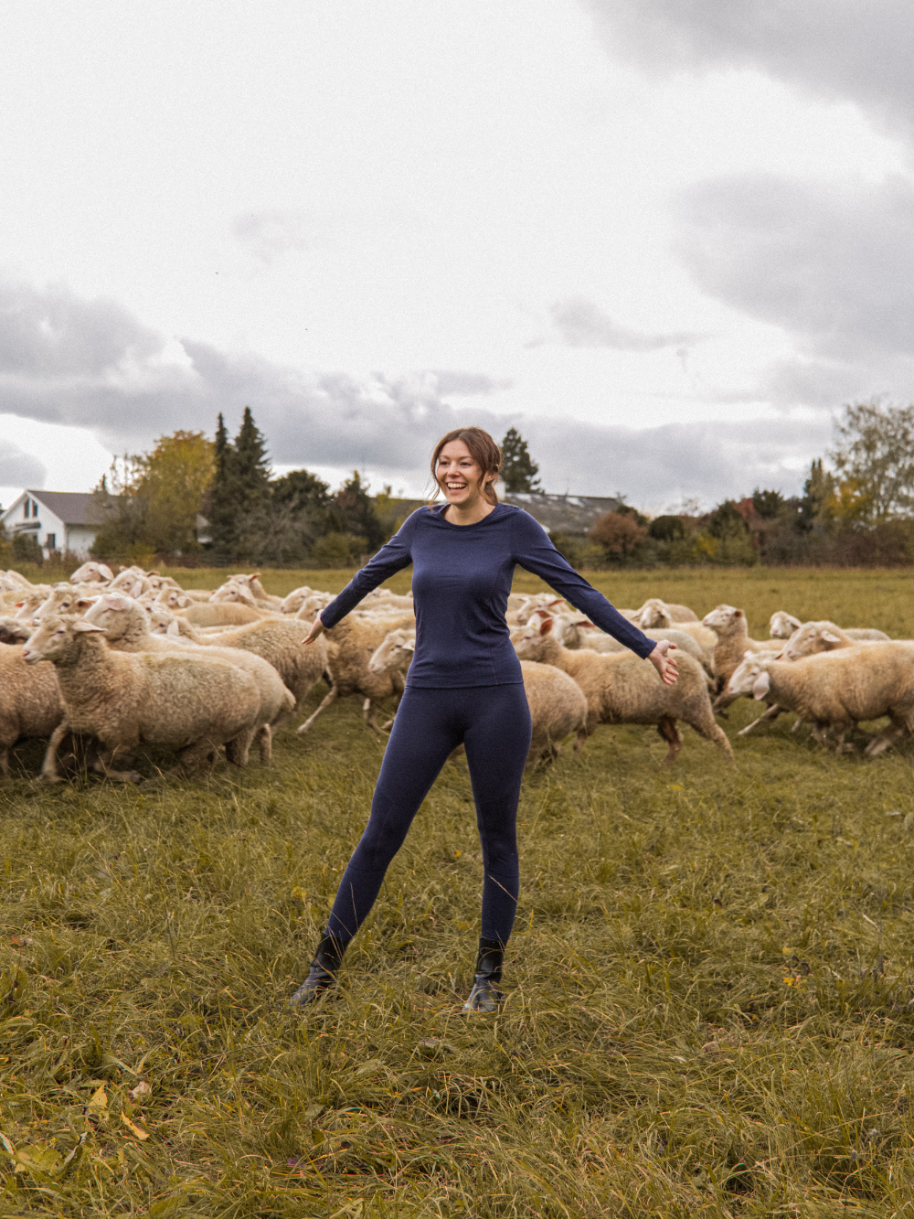 Vorderansicht in der Natur: Frau trägt Merinowolle-Leggings von Comazo in der Farbe Navy aus 100% mulesing-freier Schurwolle mit Mesh-Einsätzen