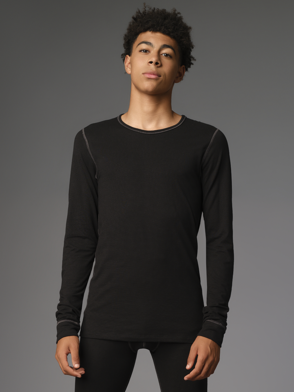Comazo Protect men's long-sleeved functional shirt "warm & clima" in black Front view: Man wearing Comazo Protect men's long-sleeved functional shirt "warm & clima" in black