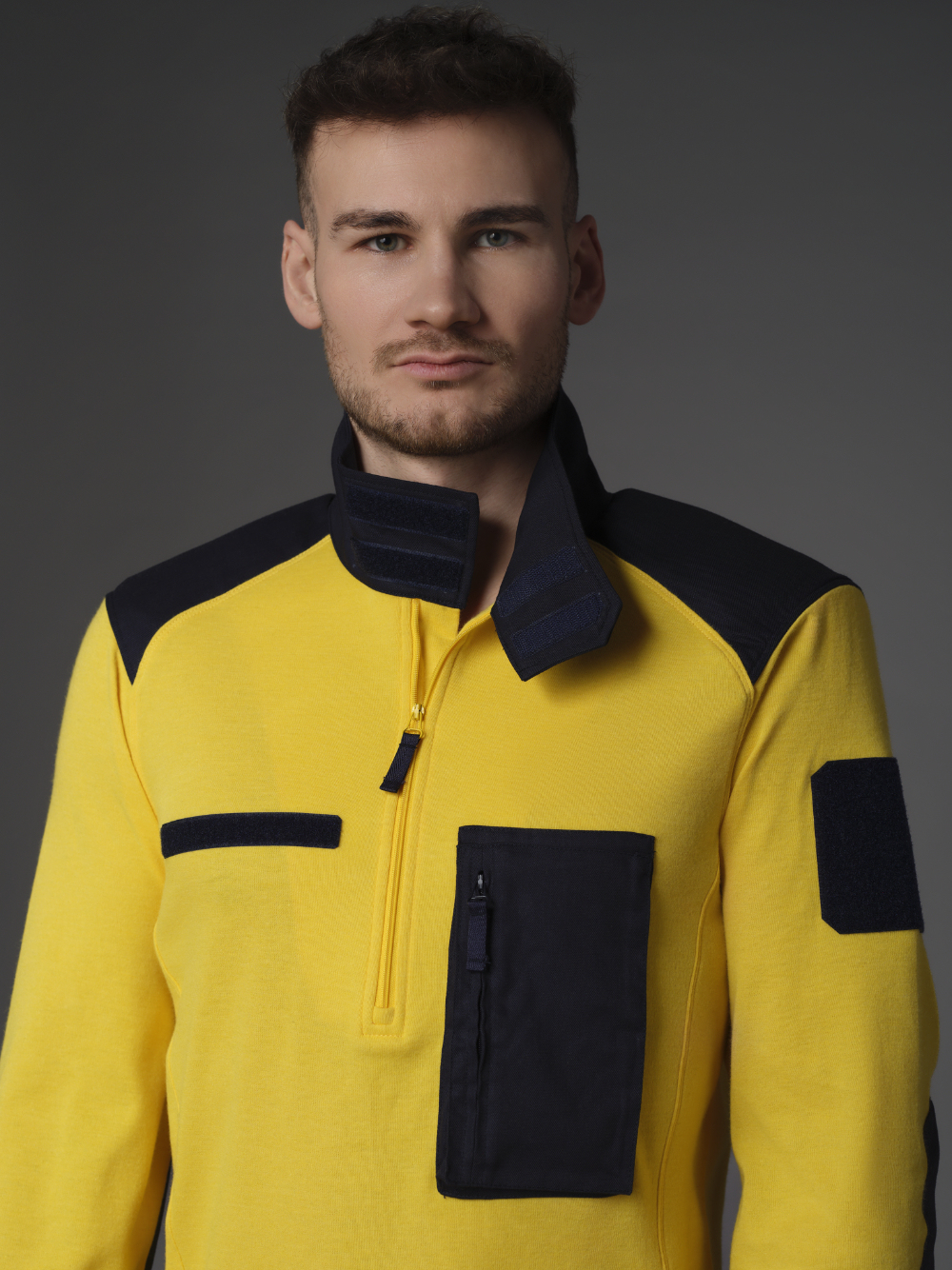 Comazo Protect Fire Shirt Premium Vegetationsbrandbekämpfung Farbe Gelb/Marine Nahaufnahme Vorderansicht: Mann trägt Comazo Protect Fire Shirt Premium Vegetationsbrandbekämpfung Farbe Gelb/Marine